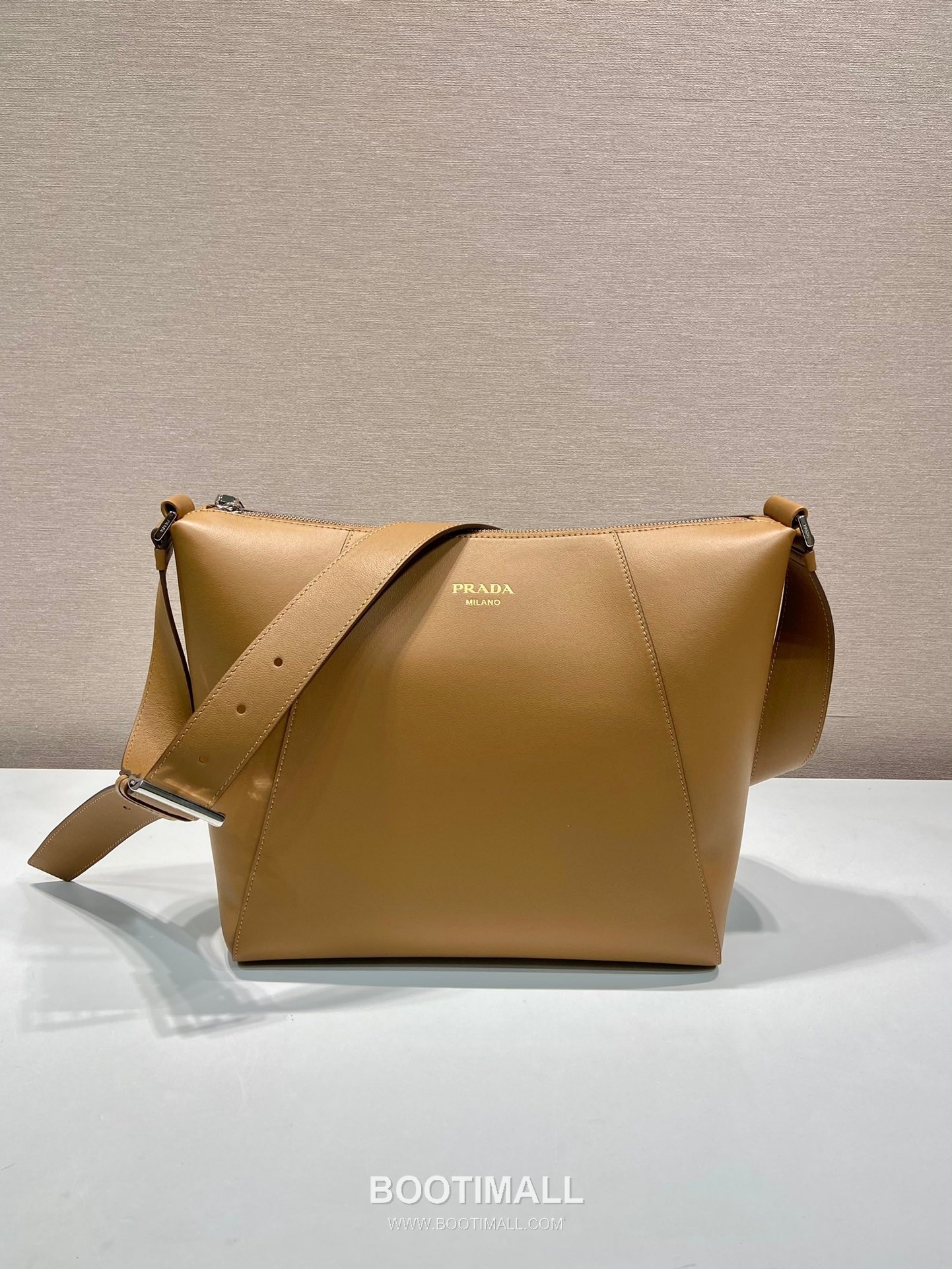 Prada Grained Leather Messenger Bag with Adjustable Strap and Logo Detail 프라다 그레인 레더 조절 스트랩 로고 디테일 메신저백 2VH177 30cm 1