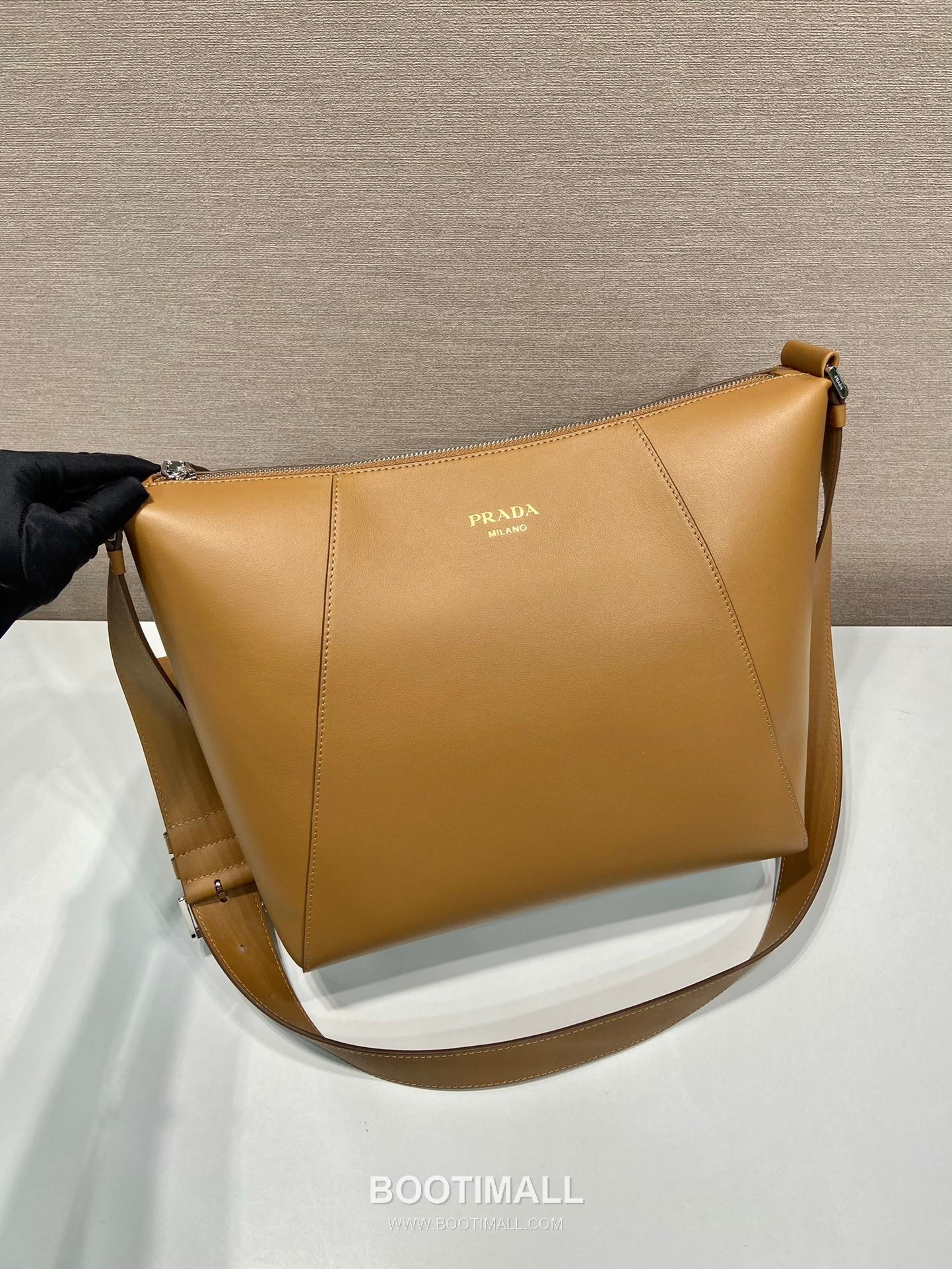 Prada Grained Leather Messenger Bag with Adjustable Strap and Logo Detail 프라다 그레인 레더 조절 스트랩 로고 디테일 메신저백 2VH177 30cm 2