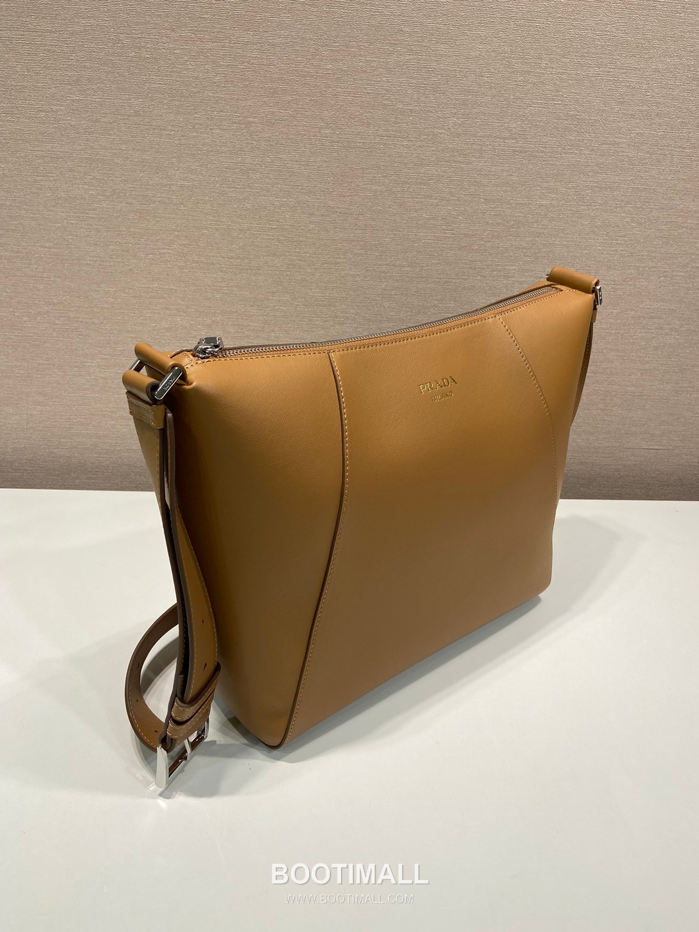 Prada Grained Leather Messenger Bag with Adjustable Strap and Logo Detail 프라다 그레인 레더 조절 스트랩 로고 디테일 메신저백 2VH177 30cm 3