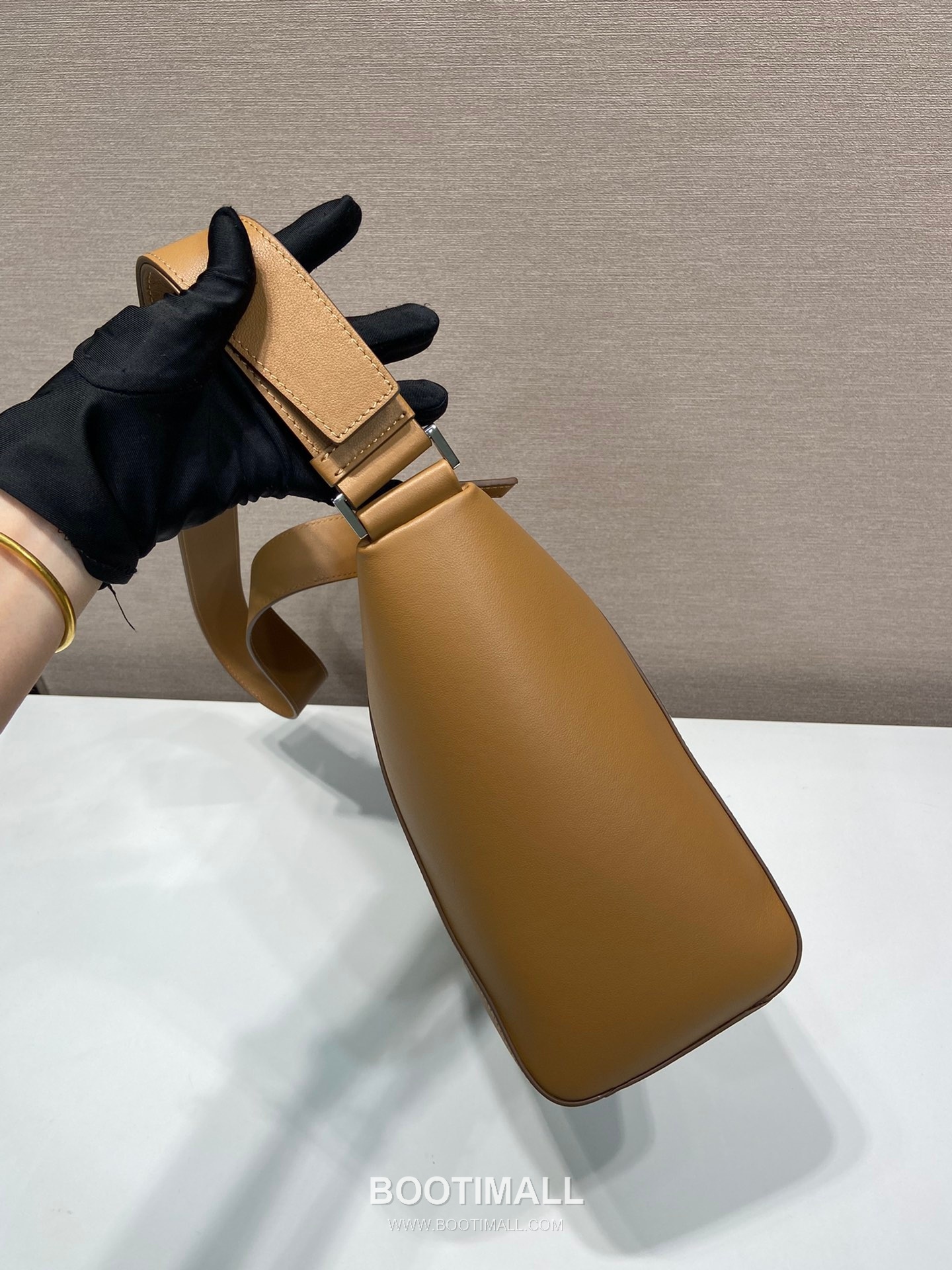 Prada Grained Leather Messenger Bag with Adjustable Strap and Logo Detail 프라다 그레인 레더 조절 스트랩 로고 디테일 메신저백 2VH177 30cm 5