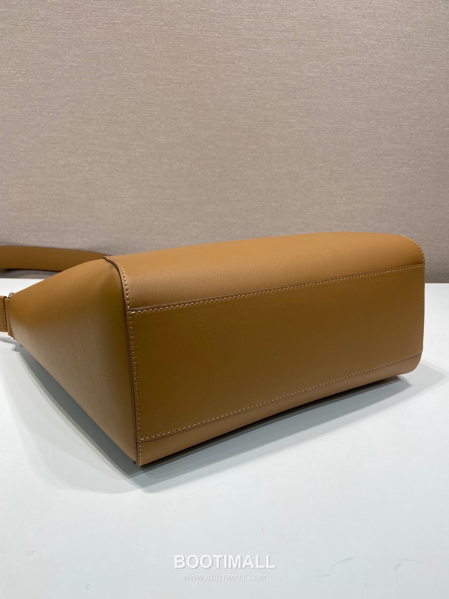 Prada Grained Leather Messenger Bag with Adjustable Strap and Logo Detail 프라다 그레인 레더 조절 스트랩 로고 디테일 메신저백 2VH177 30cm 6