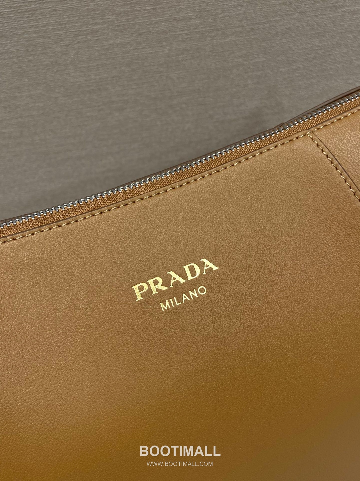 Prada Grained Leather Messenger Bag with Adjustable Strap and Logo Detail 프라다 그레인 레더 조절 스트랩 로고 디테일 메신저백 2VH177 30cm 7