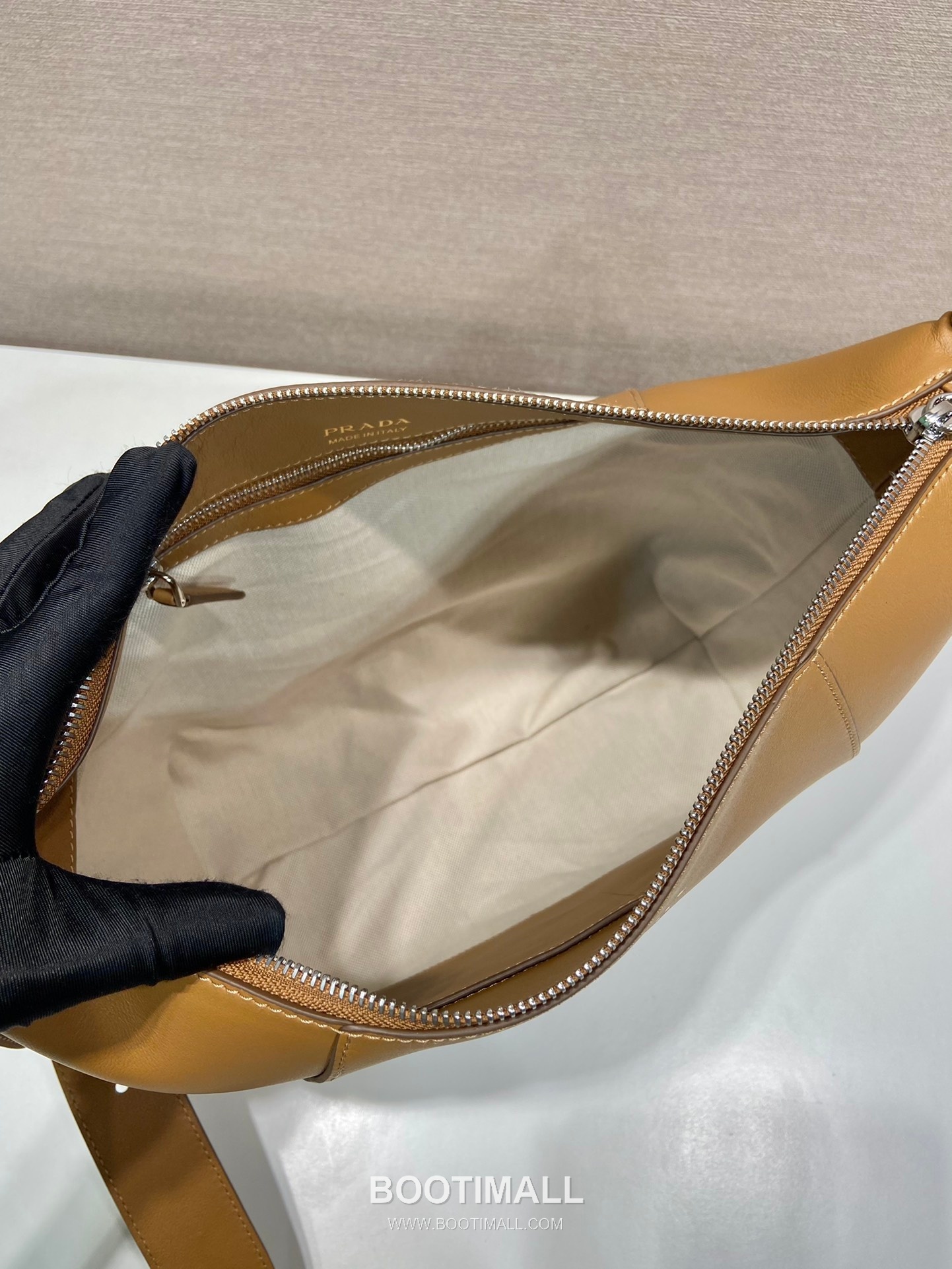 Prada Grained Leather Messenger Bag with Adjustable Strap and Logo Detail 프라다 그레인 레더 조절 스트랩 로고 디테일 메신저백 2VH177 30cm 8