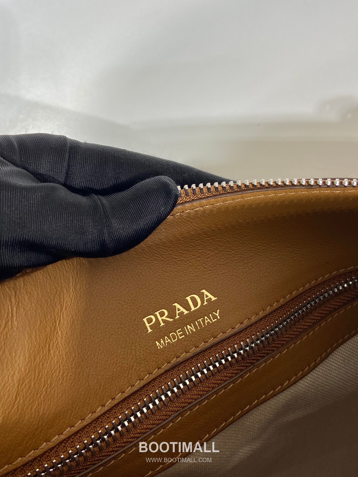 Prada Grained Leather Messenger Bag with Adjustable Strap and Logo Detail 프라다 그레인 레더 조절 스트랩 로고 디테일 메신저백 2VH177 30cm 9