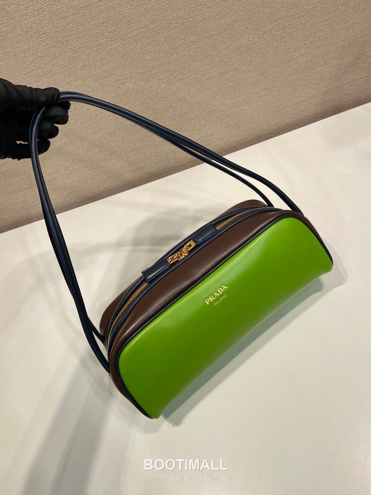 Prada Calfskin Leather Bowling Bag with Contrast Trim and Logo Detail 프라다 카프스킨 레더 콘트라스트 트림 로고 디테일 볼링백 1BC249 28cm 2