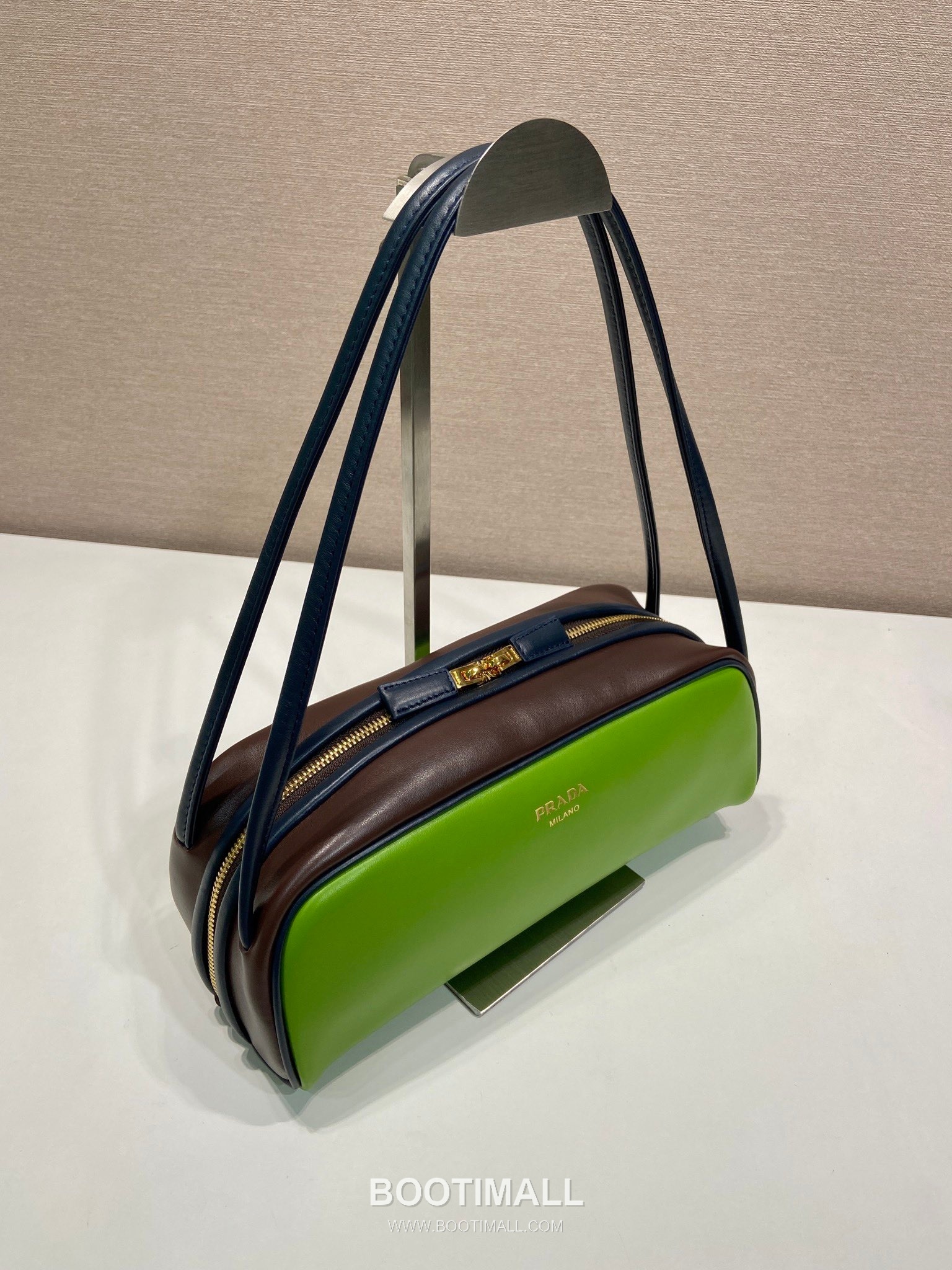 Prada Calfskin Leather Bowling Bag with Contrast Trim and Logo Detail 프라다 카프스킨 레더 콘트라스트 트림 로고 디테일 볼링백 1BC249 28cm 3