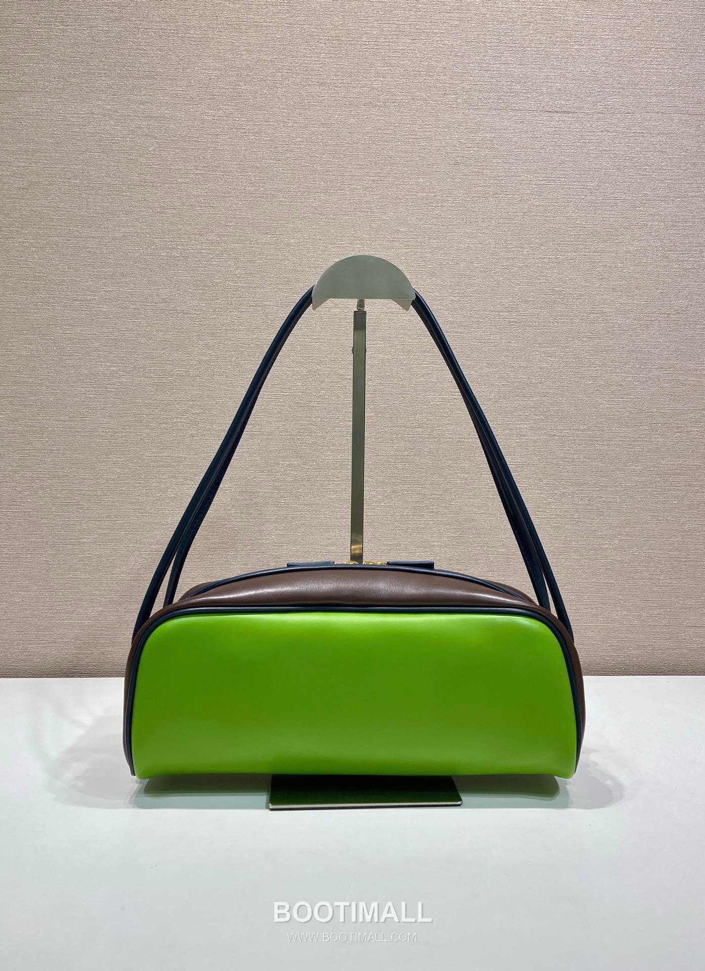 Prada Calfskin Leather Bowling Bag with Contrast Trim and Logo Detail 프라다 카프스킨 레더 콘트라스트 트림 로고 디테일 볼링백 1BC249 28cm 4