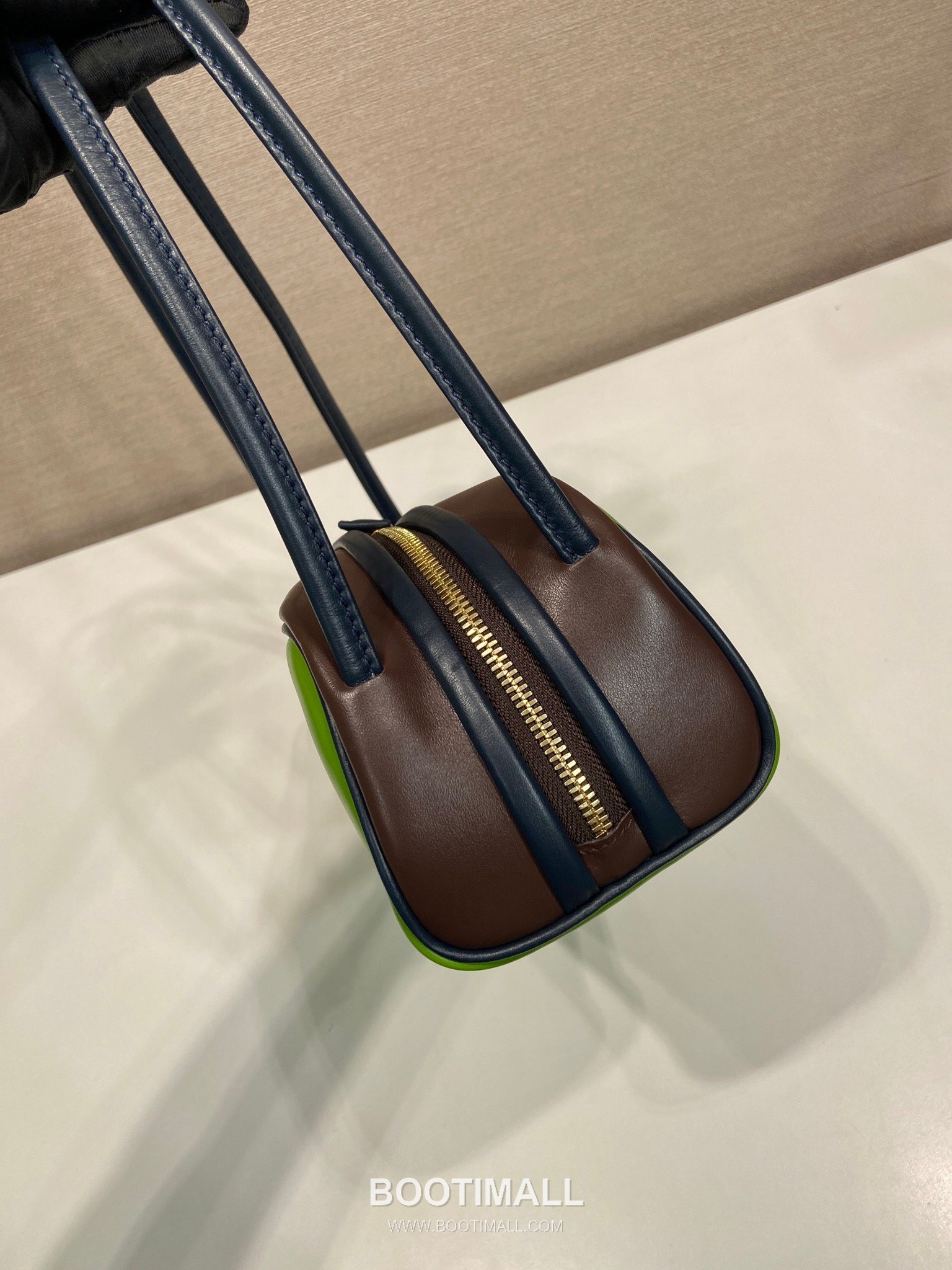 Prada Calfskin Leather Bowling Bag with Contrast Trim and Logo Detail 프라다 카프스킨 레더 콘트라스트 트림 로고 디테일 볼링백 1BC249 28cm 5