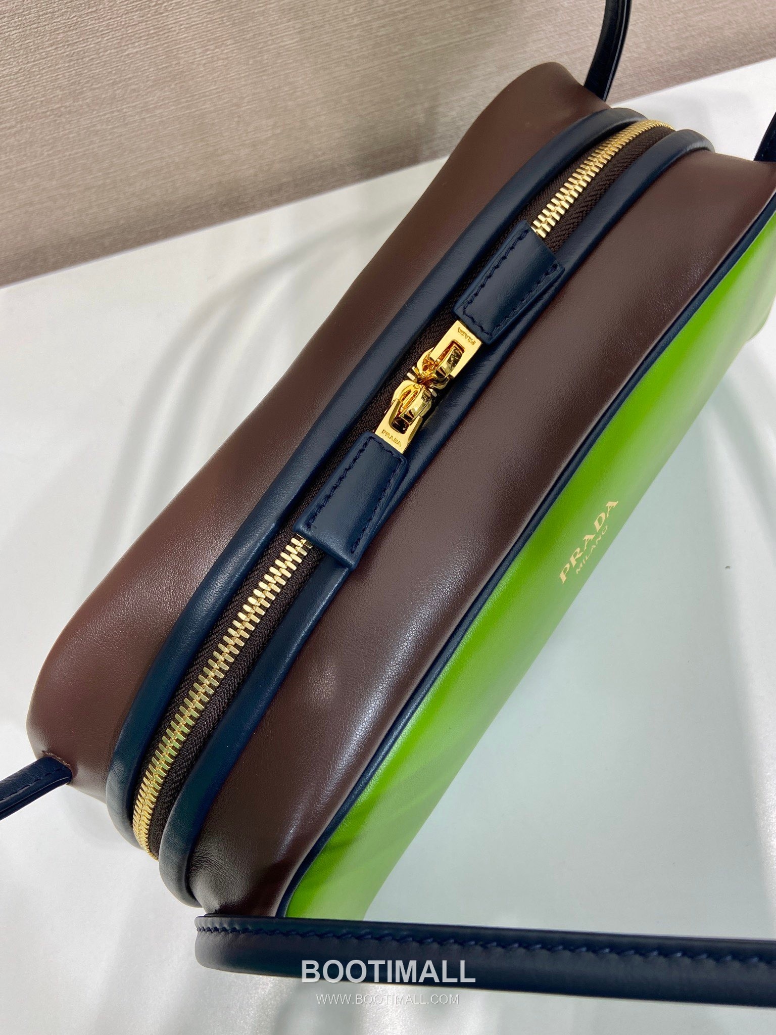 Prada Calfskin Leather Bowling Bag with Contrast Trim and Logo Detail 프라다 카프스킨 레더 콘트라스트 트림 로고 디테일 볼링백 1BC249 28cm 7