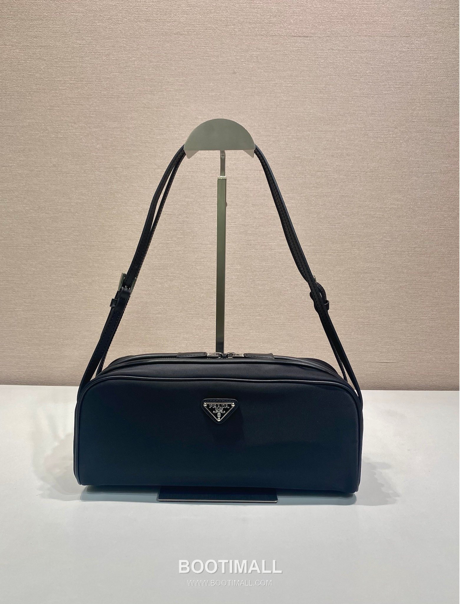 Prada Calfskin Leather Bowling Bag with Contrast Trim and Logo Detail 프라다 카프스킨 레더 콘트라스트 트림 로고 디테일 볼링백 1BC249 28cm 1