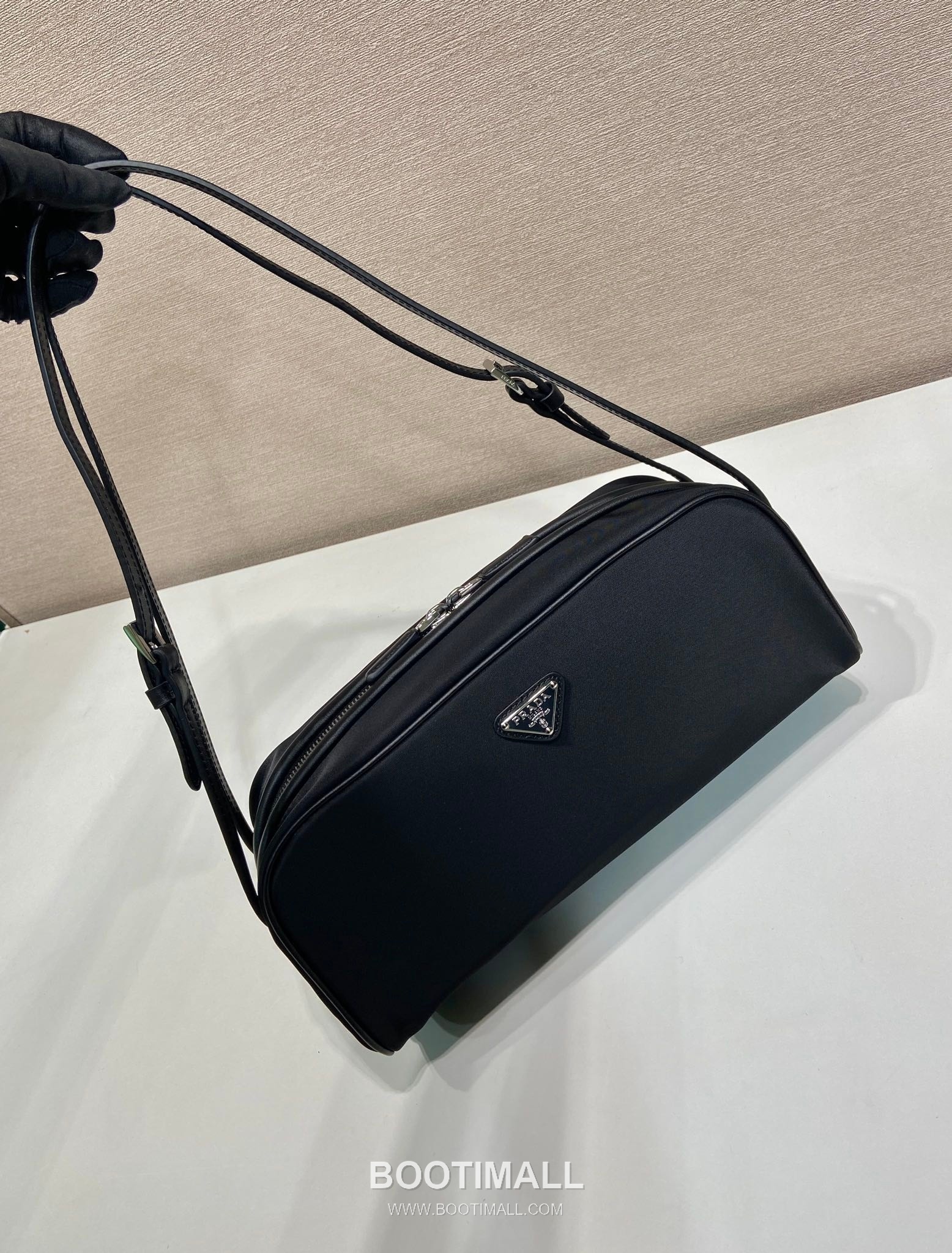 Prada Calfskin Leather Bowling Bag with Contrast Trim and Logo Detail 프라다 카프스킨 레더 콘트라스트 트림 로고 디테일 볼링백 1BC249 28cm 2