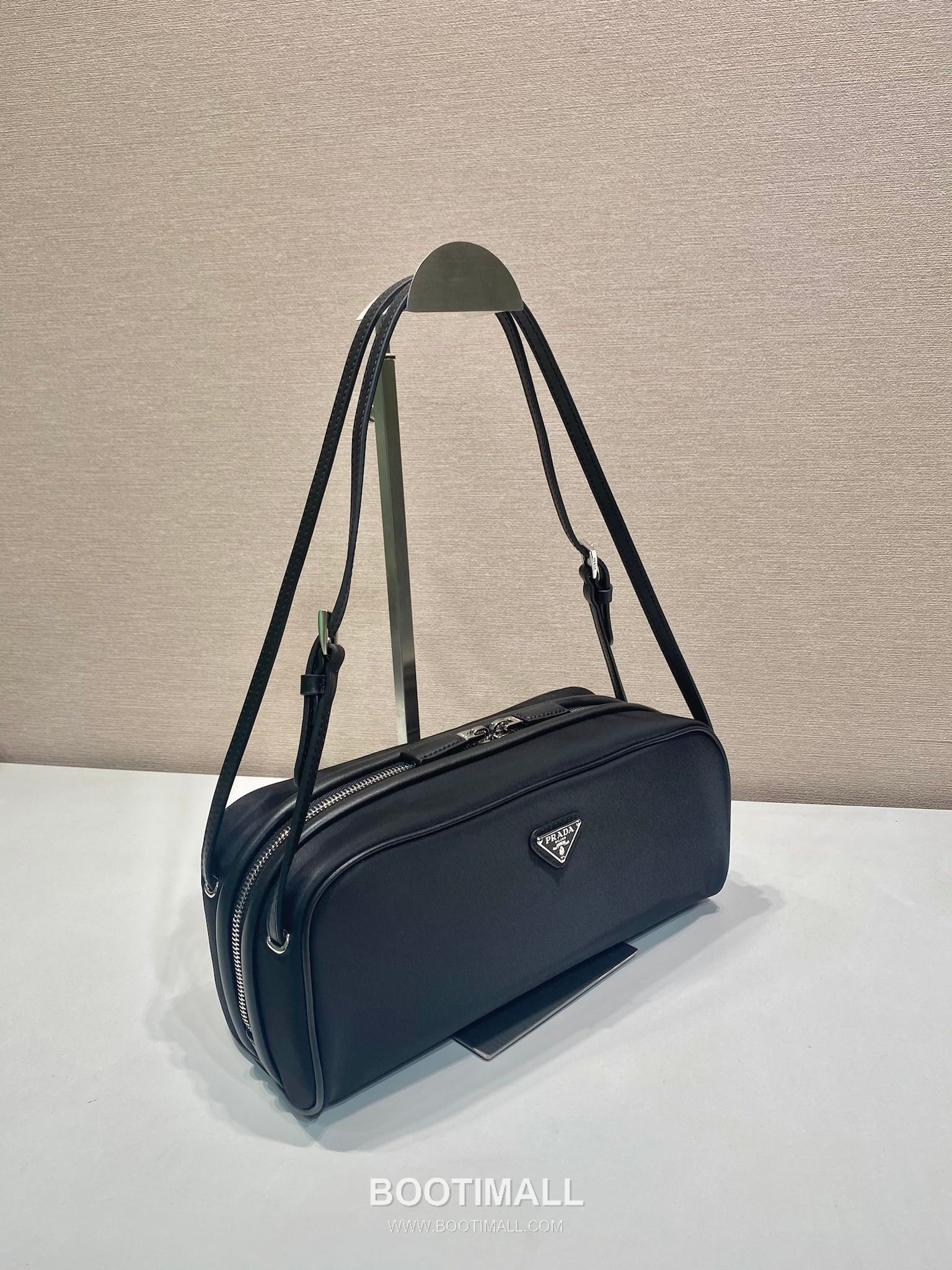 Prada Calfskin Leather Bowling Bag with Contrast Trim and Logo Detail 프라다 카프스킨 레더 콘트라스트 트림 로고 디테일 볼링백 1BC249 28cm 3