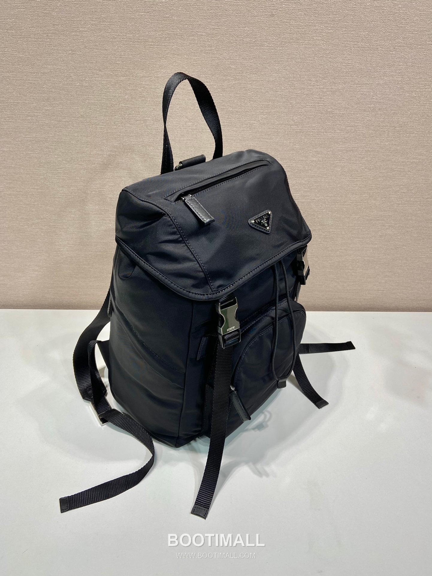 Prada Nylon Backpack with Saffiano Leather Trim and Multi Pocket Detail 프라다 나일론 사피아노 트림 멀티포켓 백팩 1BZ039 25cm 3