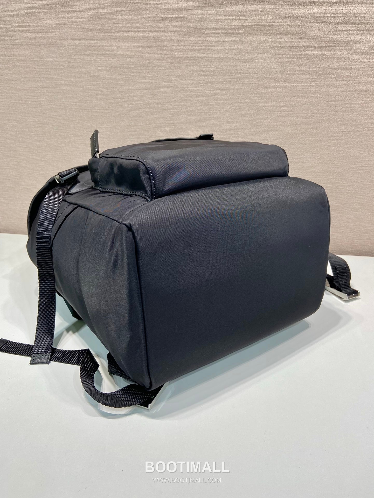 Prada Nylon Backpack with Saffiano Leather Trim and Multi Pocket Detail 프라다 나일론 사피아노 트림 멀티포켓 백팩 1BZ039 25cm 6