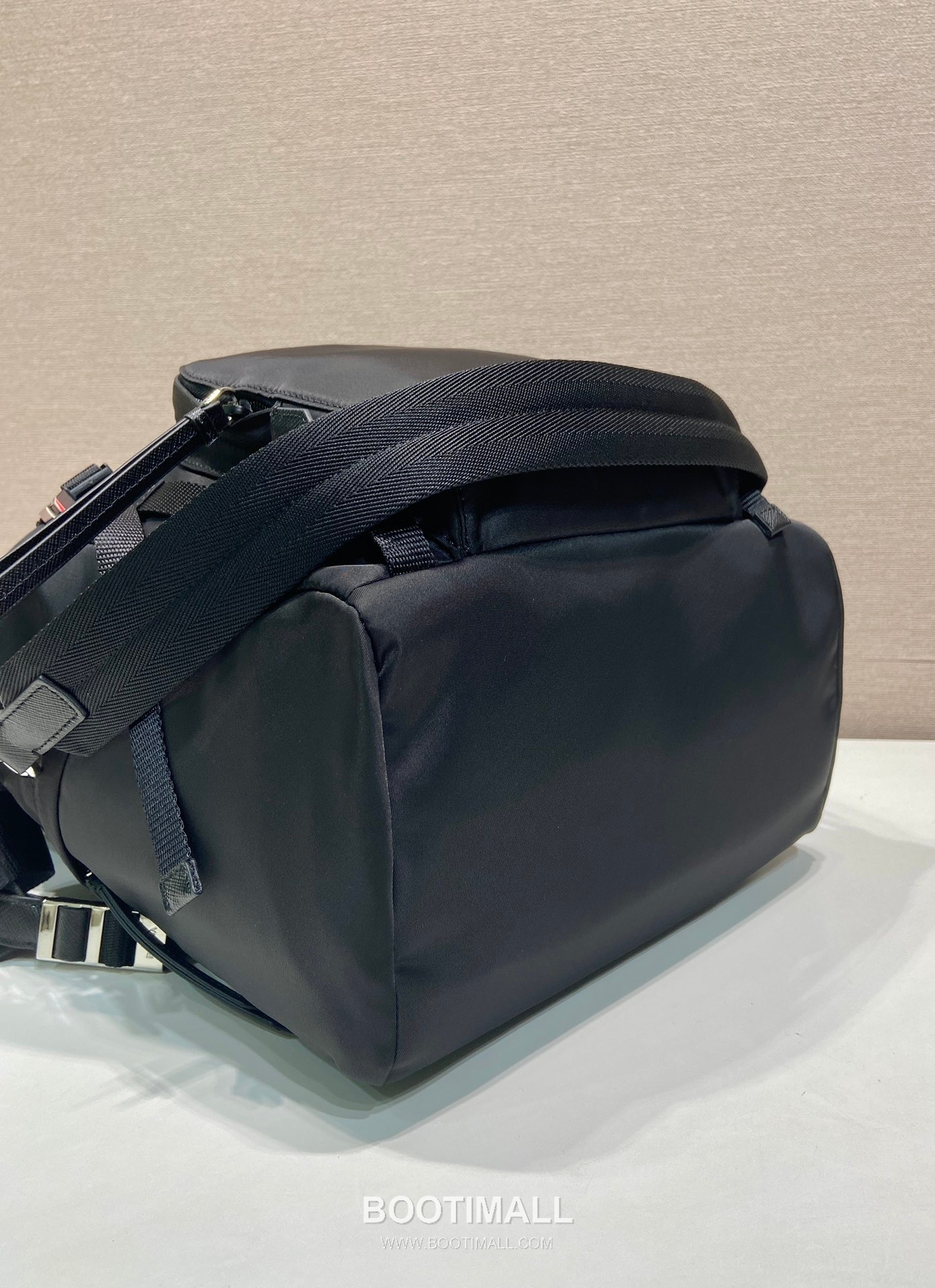 Prada Nylon Backpack with Saffiano Leather Trim and Multi Pocket Detail 프라다 나일론 사피아노 트림 멀티포켓 백팩 1BZ039 25cm 6