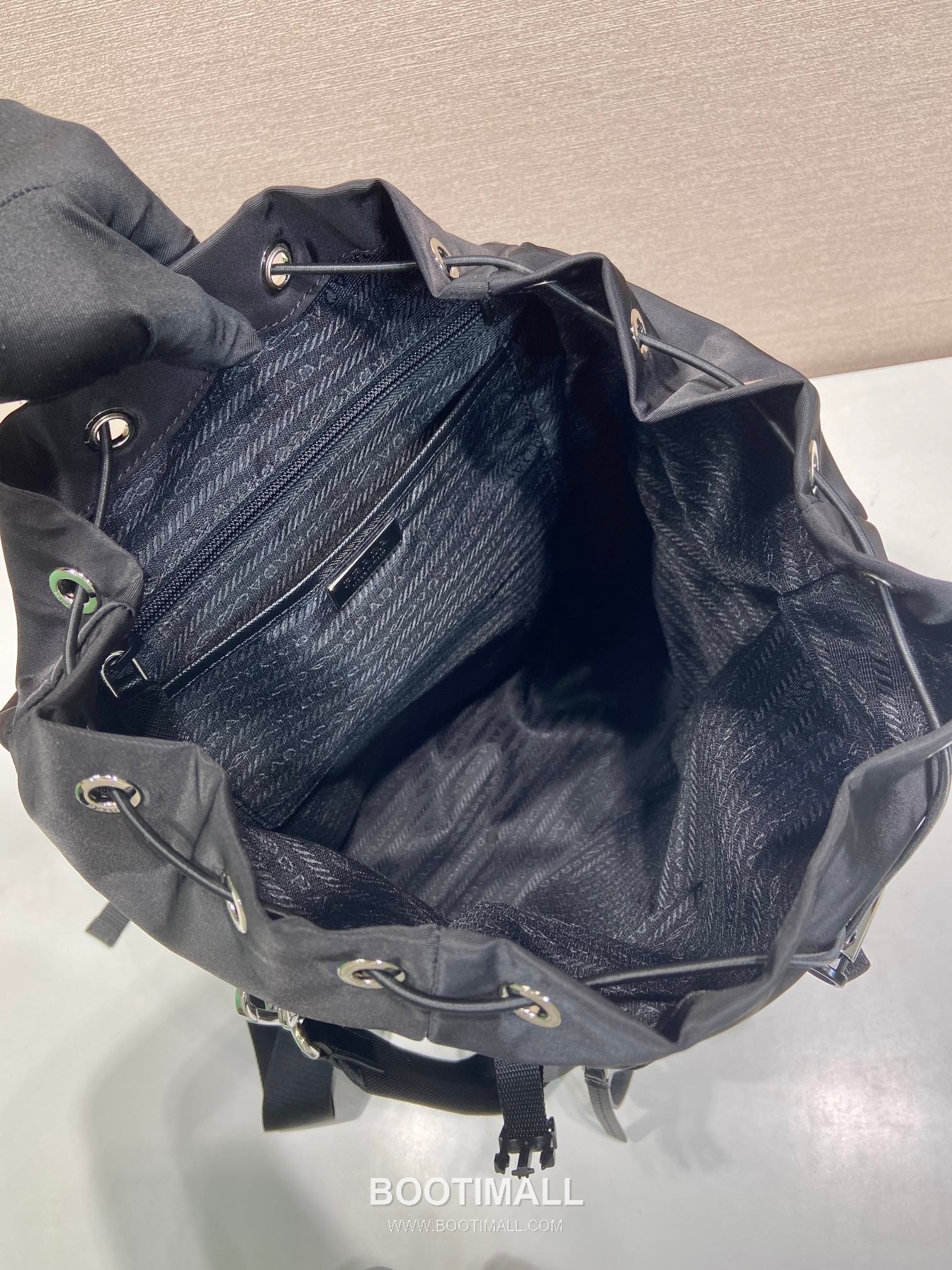 Prada Nylon Backpack with Saffiano Leather Trim and Multi Pocket Detail 프라다 나일론 사피아노 트림 멀티포켓 백팩 1BZ039 25cm 8