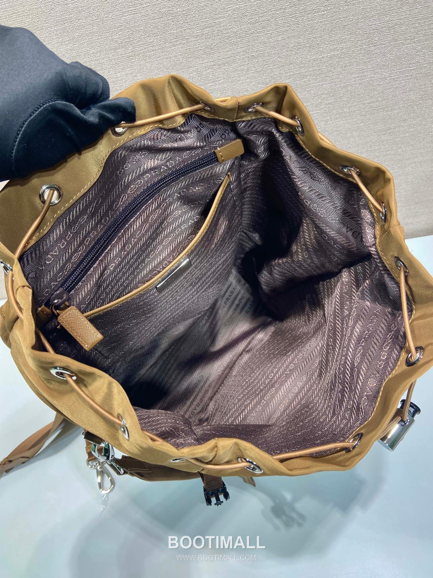 Prada Nylon Backpack with Saffiano Leather Trim and Multi Pocket Detail 프라다 나일론 사피아노 트림 멀티포켓 백팩 1BZ039 25cm 8