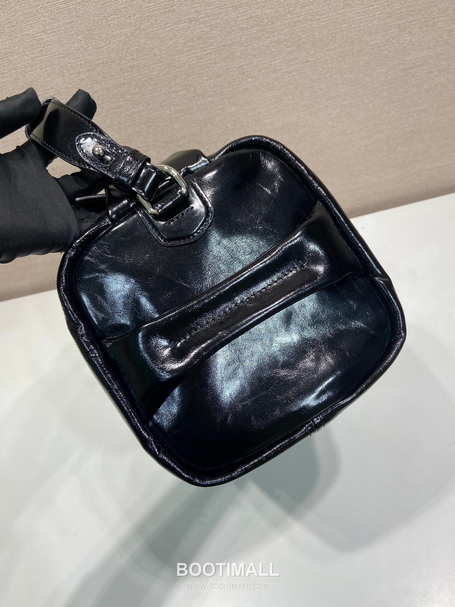 Prada Oiled Wax Calfskin Boston Bag with Metal Logo and Detachable Strap 프라다 오일왁스 카프스킨 메탈로고 스트랩 보스턴백 2VH194 33cm 5