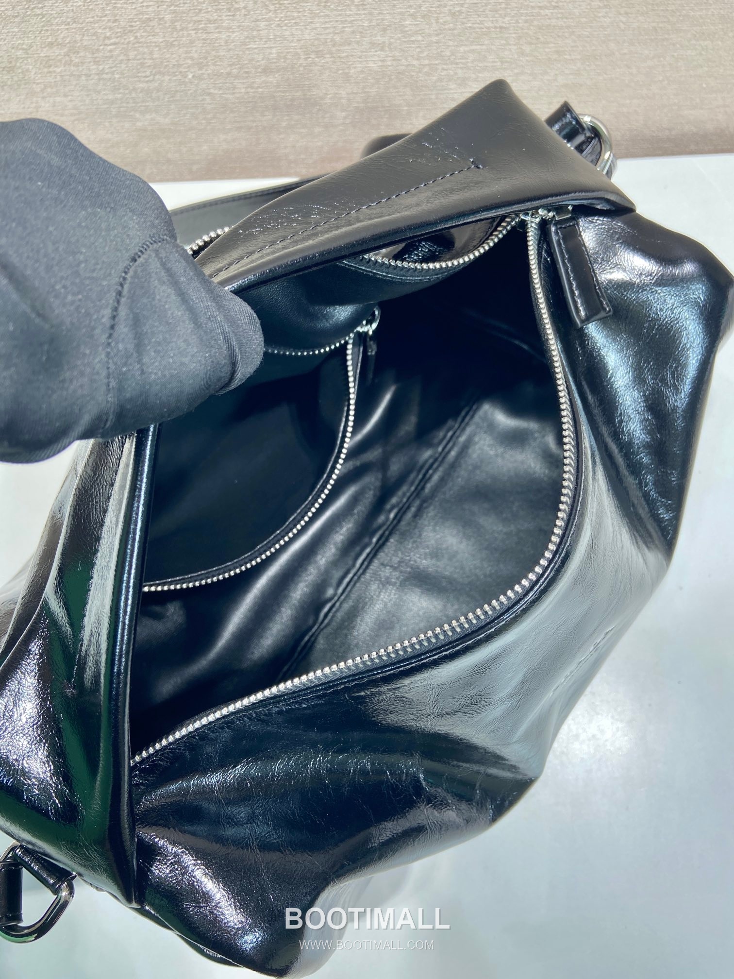 Prada Oiled Wax Calfskin Boston Bag with Metal Logo and Detachable Strap 프라다 오일왁스 카프스킨 메탈로고 스트랩 보스턴백 2VH194 33cm 8