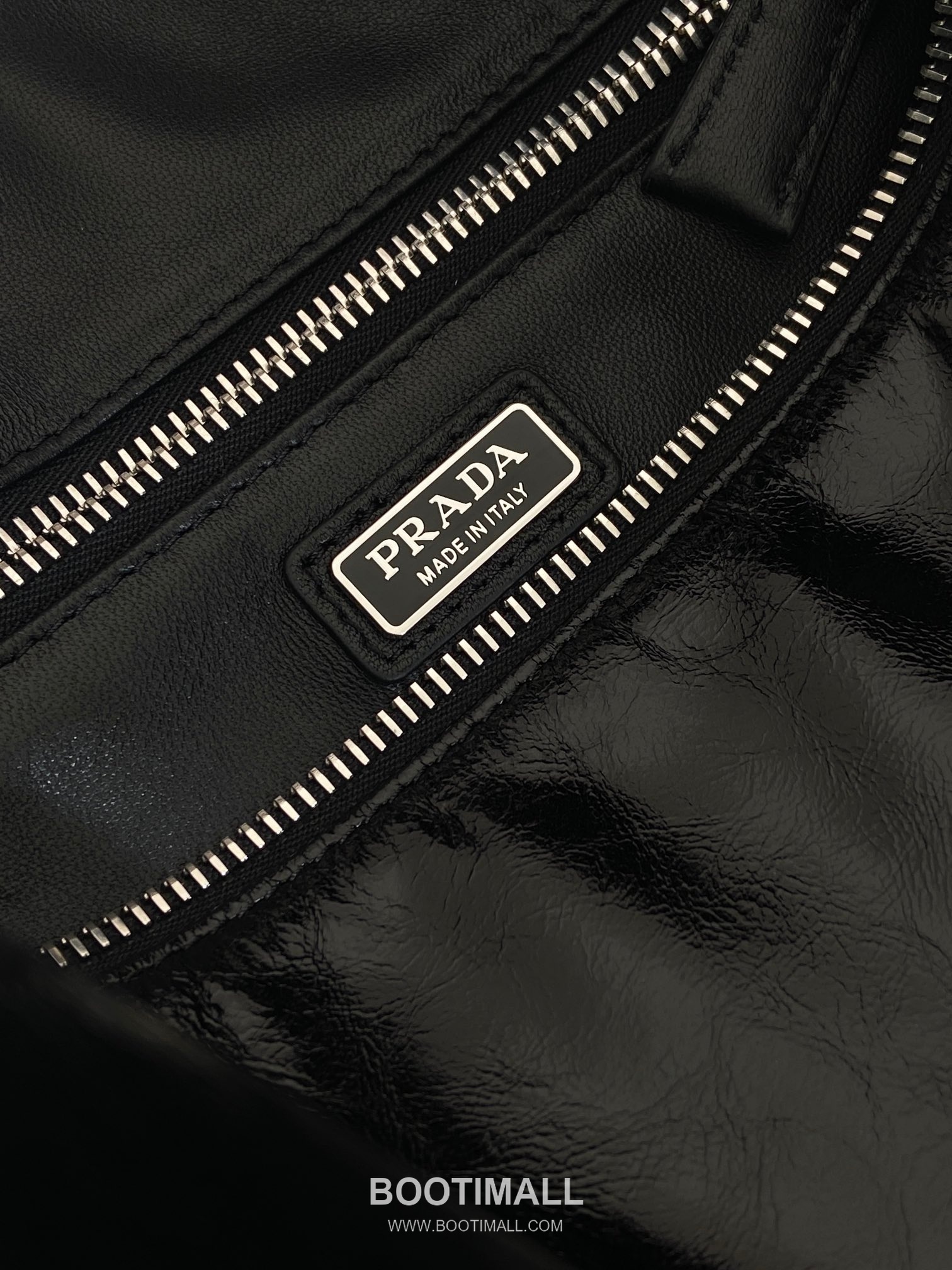 Prada Oiled Wax Calfskin Boston Bag with Metal Logo and Detachable Strap 프라다 오일왁스 카프스킨 메탈로고 스트랩 보스턴백 2VH194 33cm 9