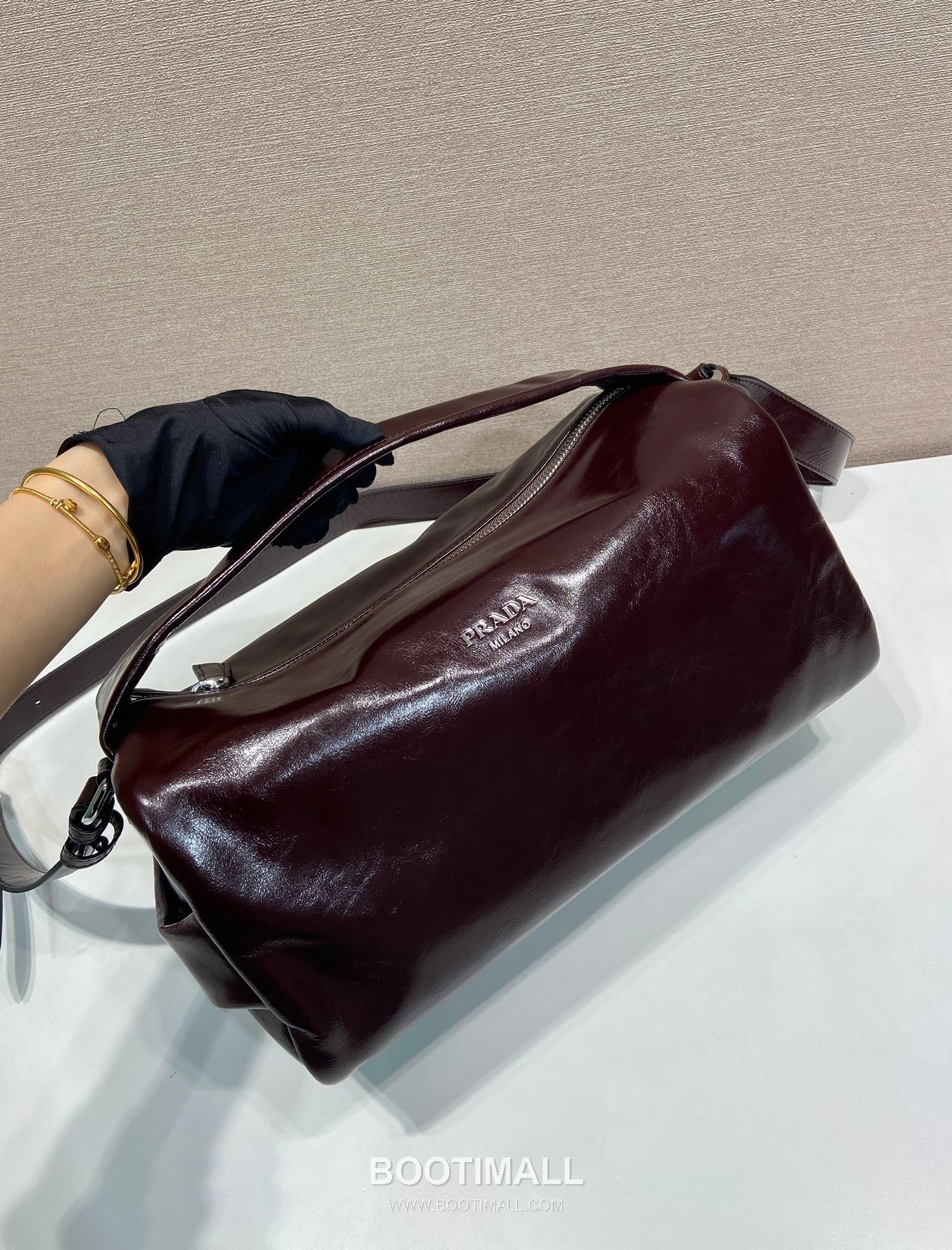 Prada Oiled Wax Calfskin Boston Bag with Metal Logo and Detachable Strap 프라다 오일왁스 카프스킨 메탈로고 스트랩 보스턴백 2VH194 33cm 3