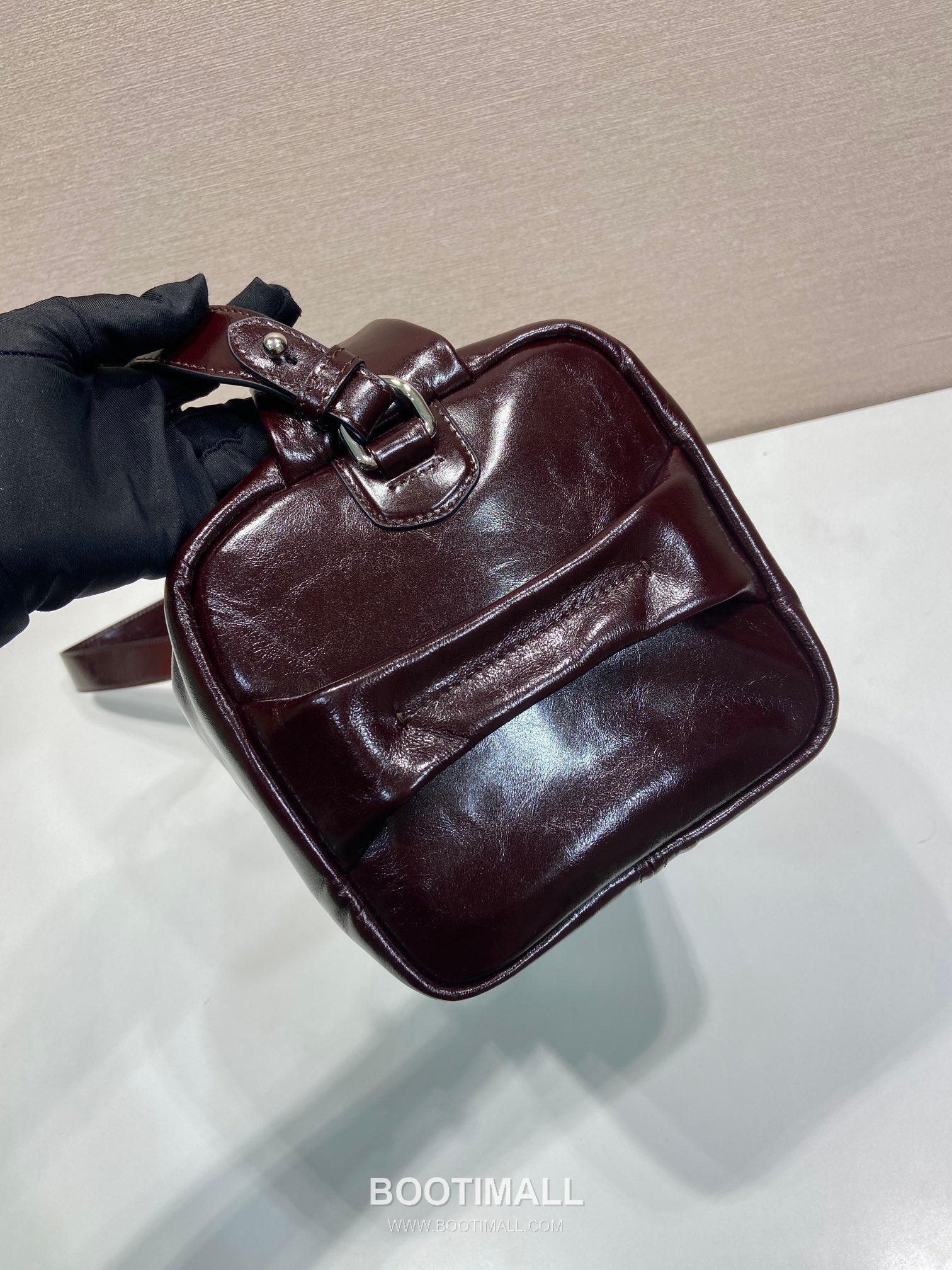 Prada Oiled Wax Calfskin Boston Bag with Metal Logo and Detachable Strap 프라다 오일왁스 카프스킨 메탈로고 스트랩 보스턴백 2VH194 33cm 5