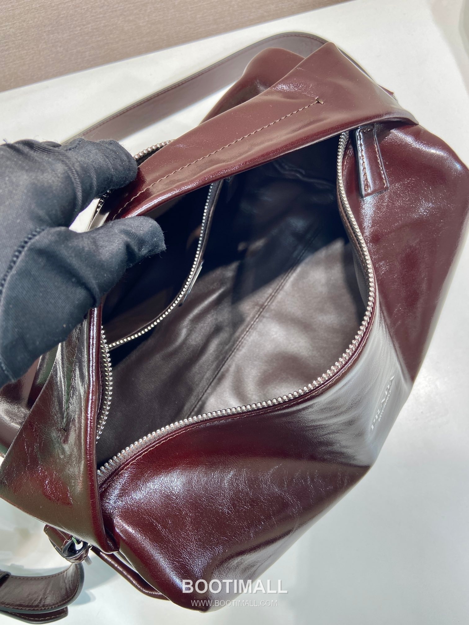 Prada Oiled Wax Calfskin Boston Bag with Metal Logo and Detachable Strap 프라다 오일왁스 카프스킨 메탈로고 스트랩 보스턴백 2VH194 33cm 8