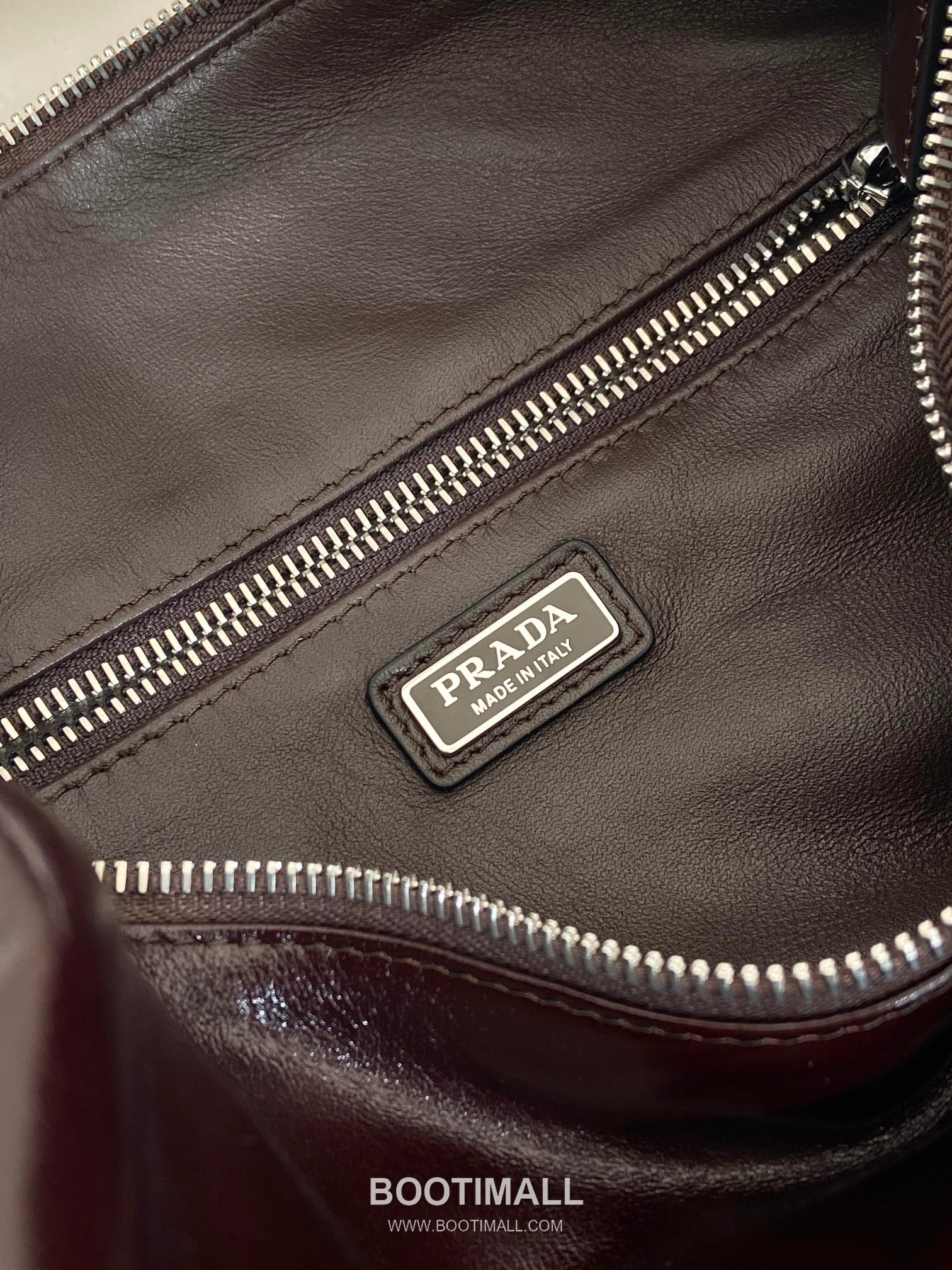 Prada Oiled Wax Calfskin Boston Bag with Metal Logo and Detachable Strap 프라다 오일왁스 카프스킨 메탈로고 스트랩 보스턴백 2VH194 33cm 9