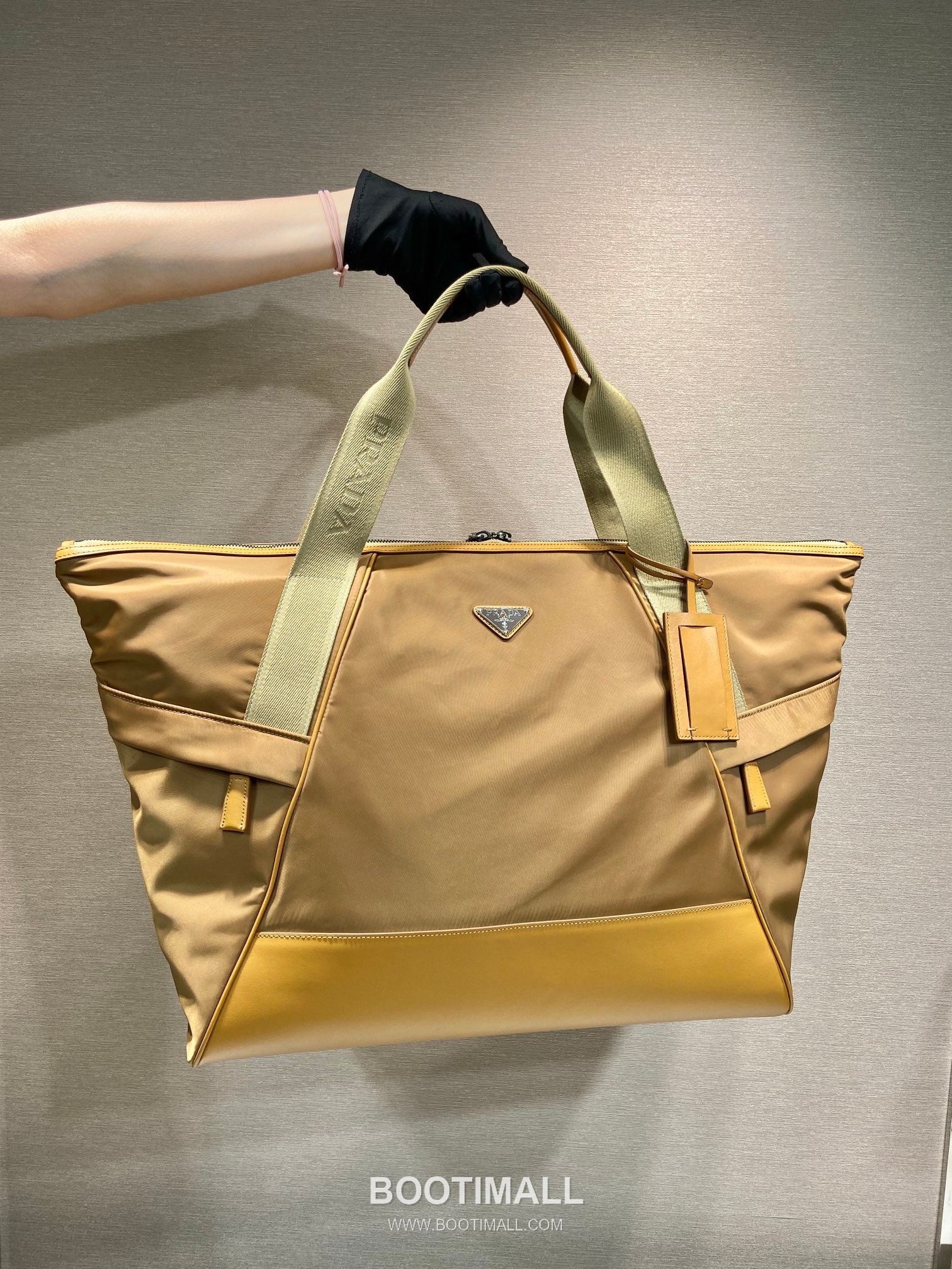 Prada Nylon Travel Tote Bag with Calfskin Trim and Cargo Pocket Detail 프라다 나일론 카프스킨 트림 카고포켓 여행용 토트백 2VC040 44.5cm 1