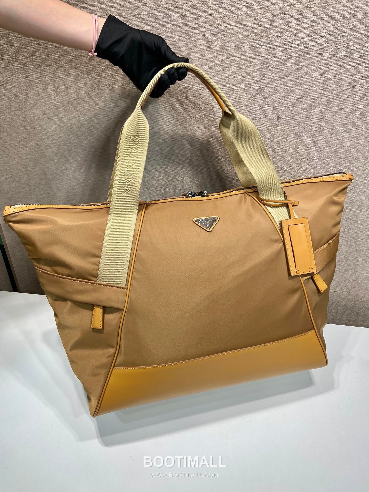 Prada Nylon Travel Tote Bag with Calfskin Trim and Cargo Pocket Detail 프라다 나일론 카프스킨 트림 카고포켓 여행용 토트백 2VC040 44.5cm 4