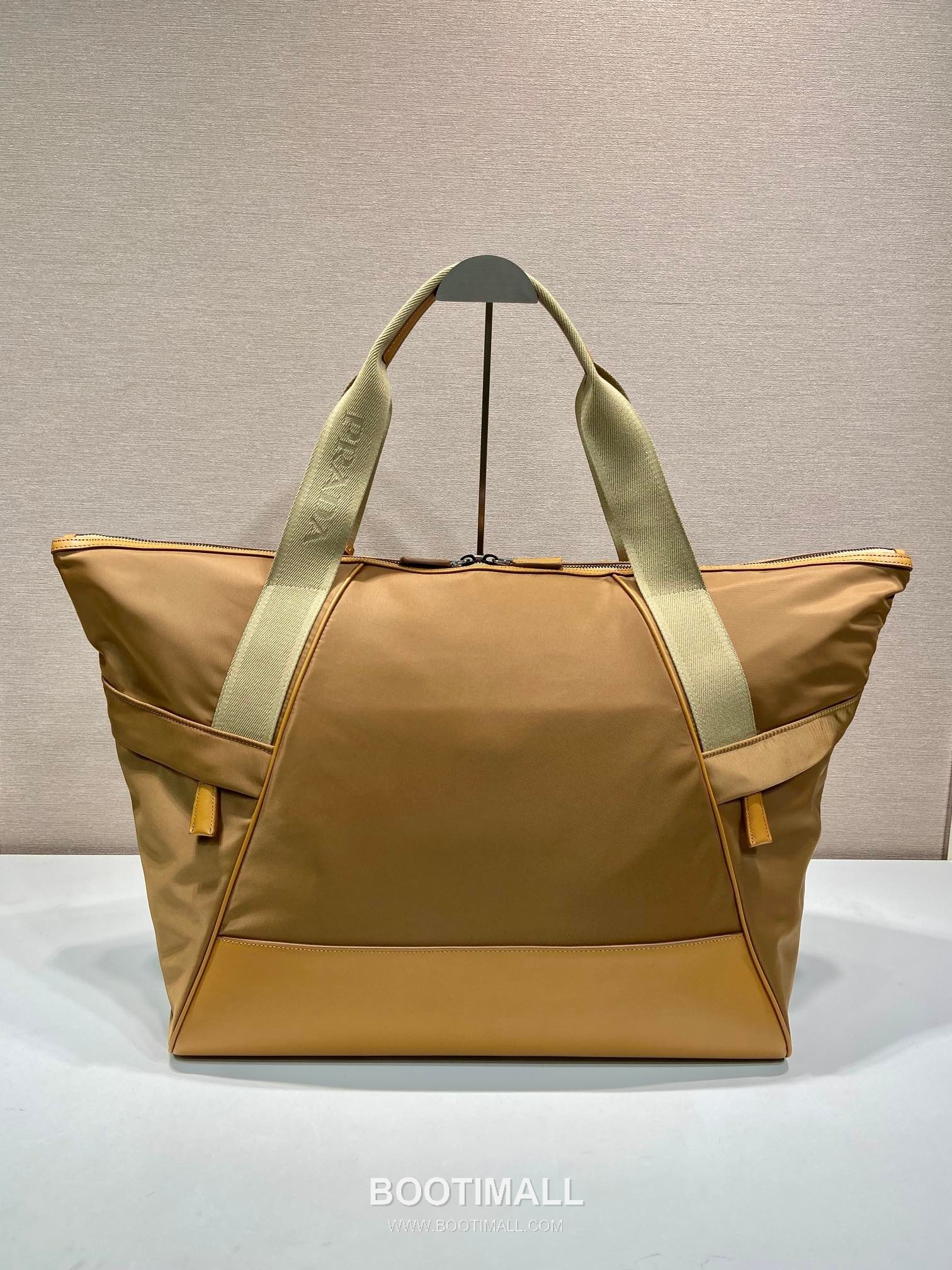 Prada Nylon Travel Tote Bag with Calfskin Trim and Cargo Pocket Detail 프라다 나일론 카프스킨 트림 카고포켓 여행용 토트백 2VC040 44.5cm 5