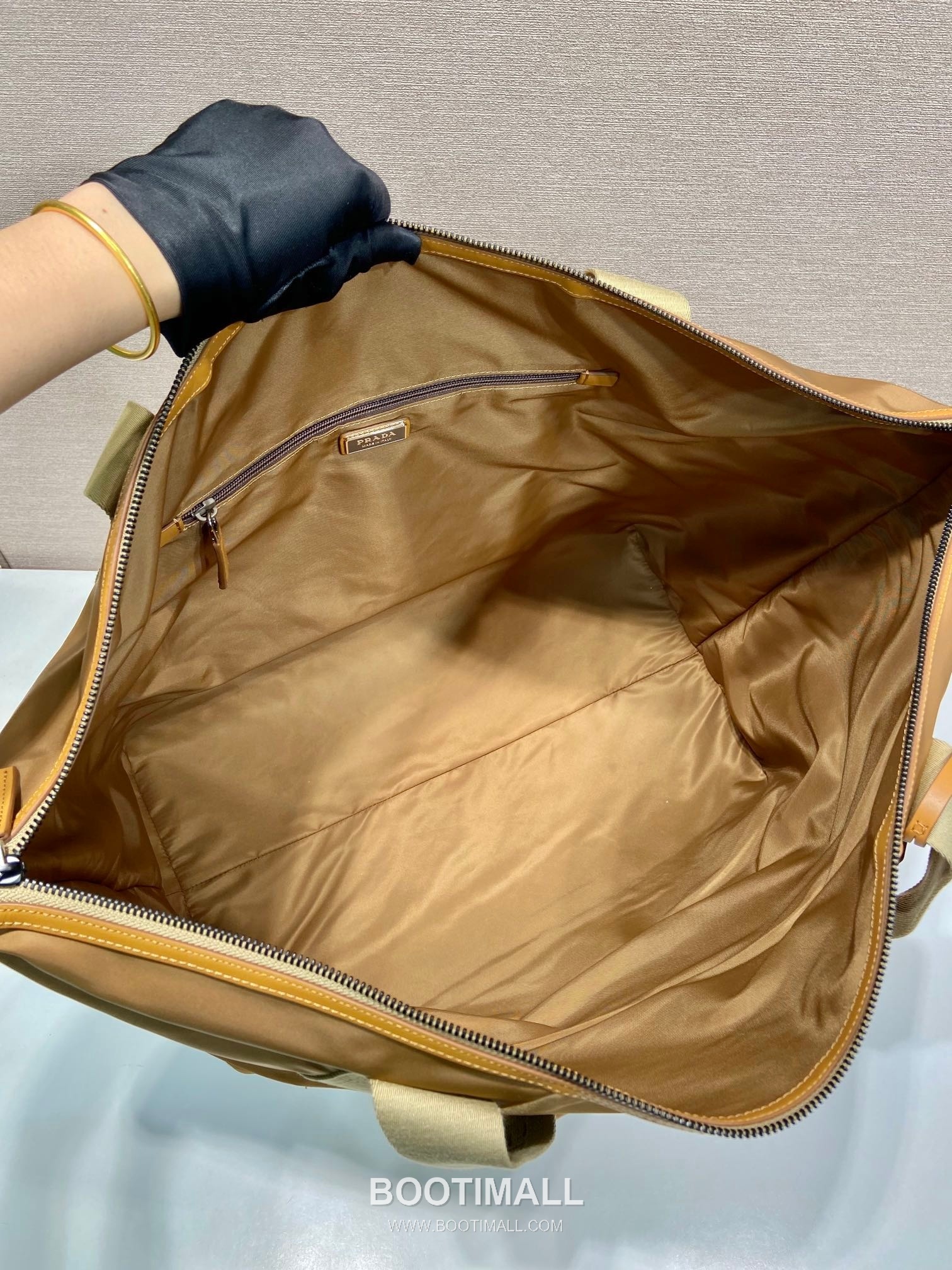 Prada Nylon Travel Tote Bag with Calfskin Trim and Cargo Pocket Detail 프라다 나일론 카프스킨 트림 카고포켓 여행용 토트백 2VC040 44.5cm 9