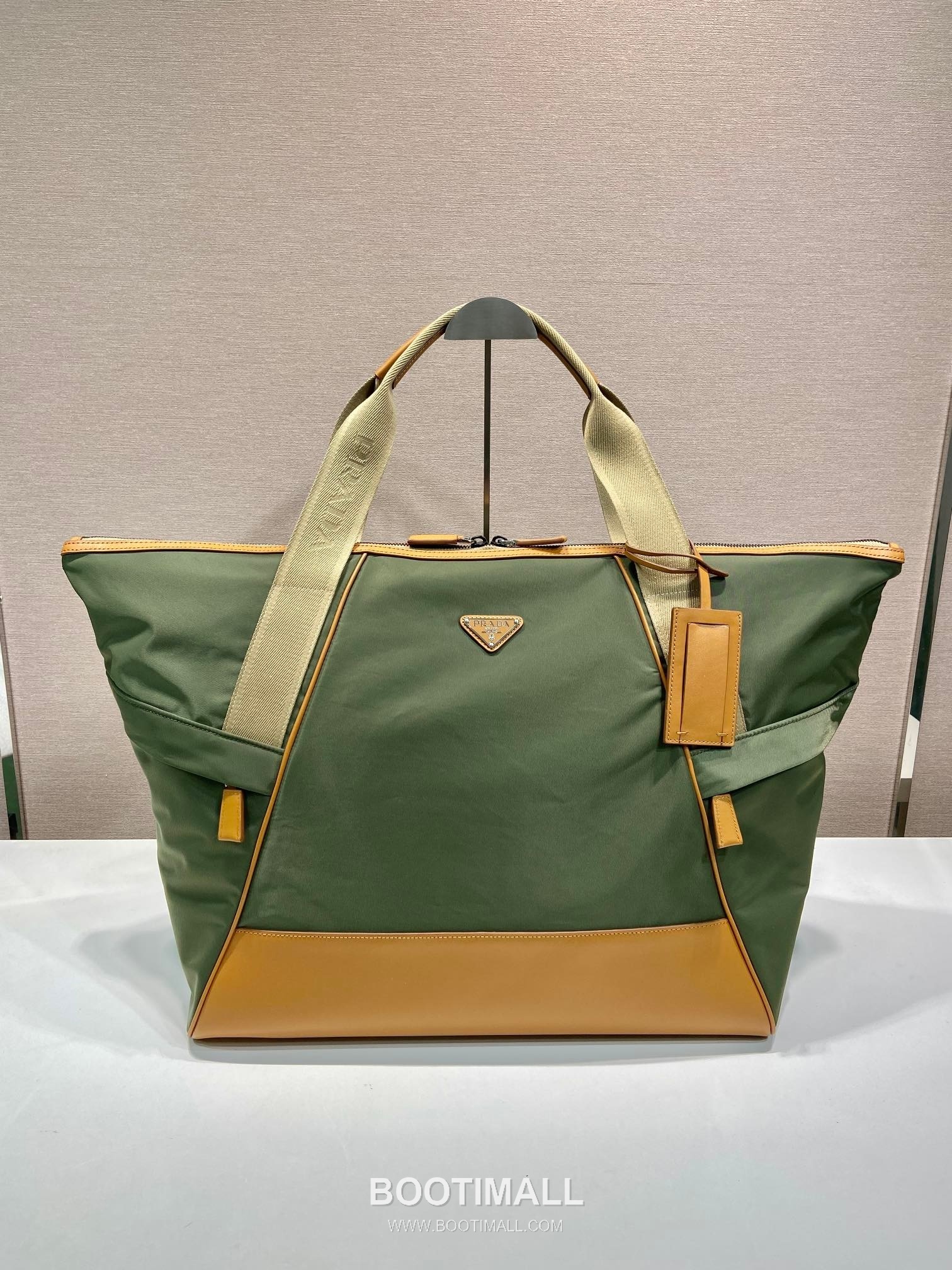 Prada Nylon Travel Tote Bag with Calfskin Trim and Cargo Pocket Detail 프라다 나일론 카프스킨 트림 카고포켓 여행용 토트백 2VC040 44.5cm 1