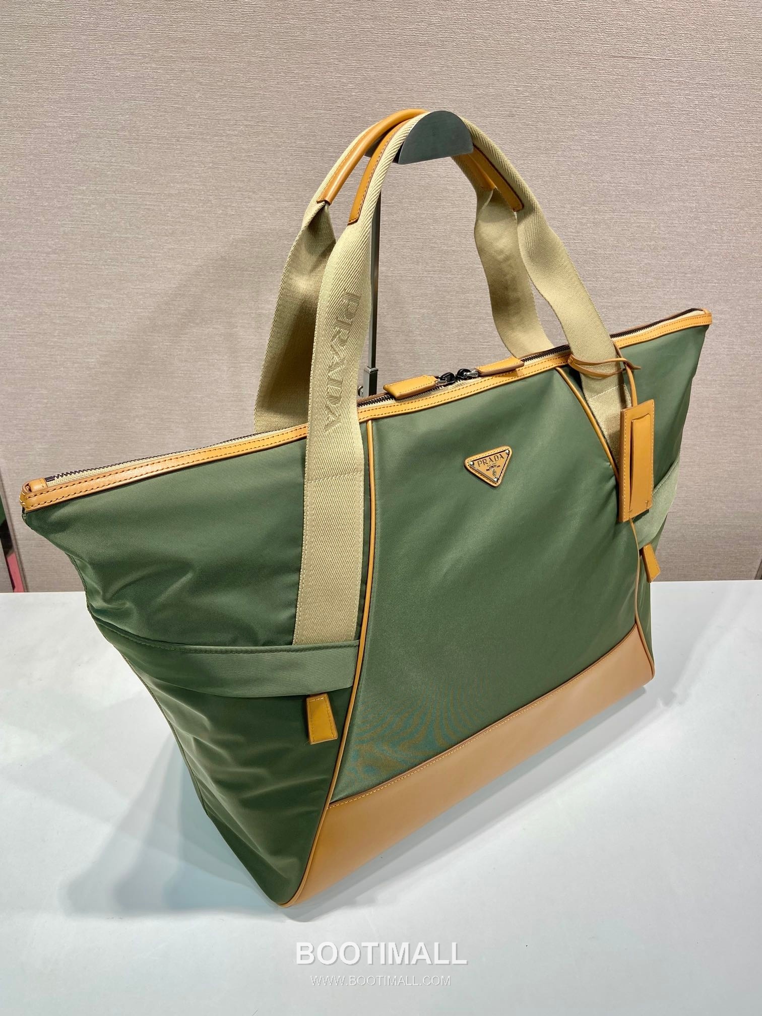 Prada Nylon Travel Tote Bag with Calfskin Trim and Cargo Pocket Detail 프라다 나일론 카프스킨 트림 카고포켓 여행용 토트백 2VC040 44.5cm 2
