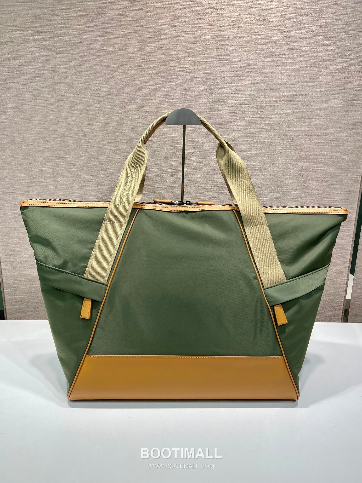 Prada Nylon Travel Tote Bag with Calfskin Trim and Cargo Pocket Detail 프라다 나일론 카프스킨 트림 카고포켓 여행용 토트백 2VC040 44.5cm 4