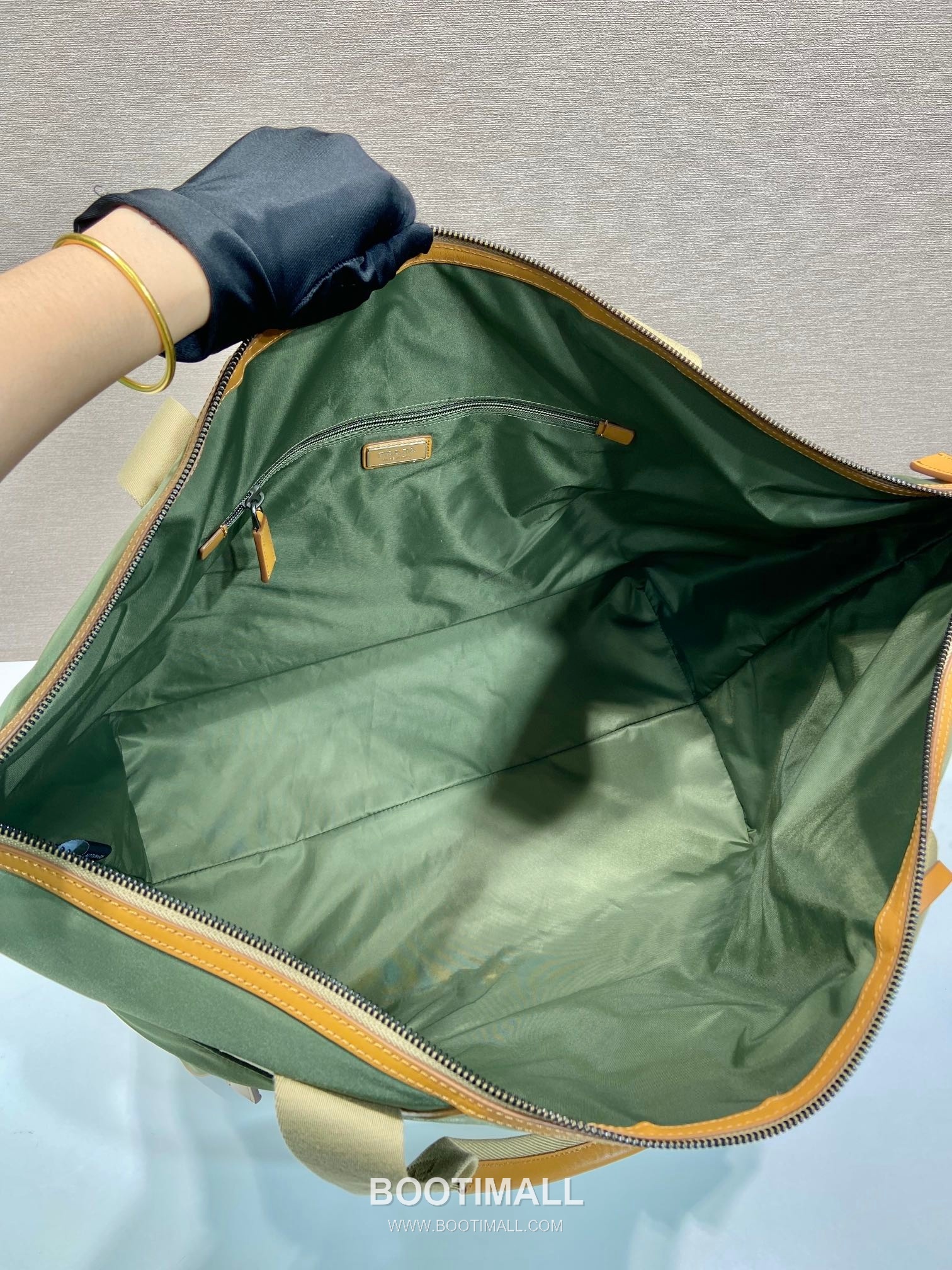 Prada Nylon Travel Tote Bag with Calfskin Trim and Cargo Pocket Detail 프라다 나일론 카프스킨 트림 카고포켓 여행용 토트백 2VC040 44.5cm 8