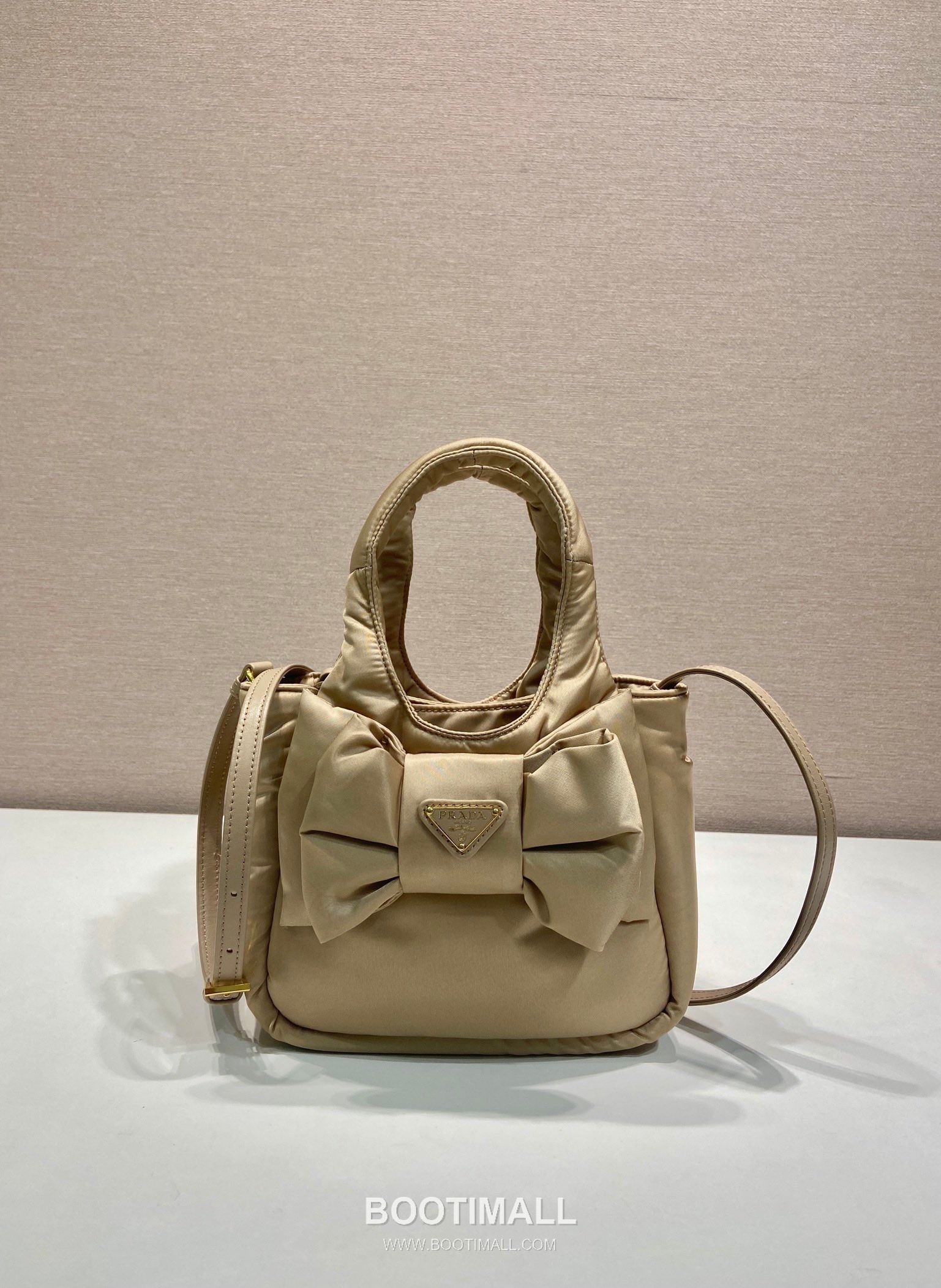 Prada Padded Nylon and Lambskin Bucket Bag with Oversize Bow Detail 프라다 패디드 나일론 램스킨 오버사이즈 보우 버킷백 1BA359 18cm 1