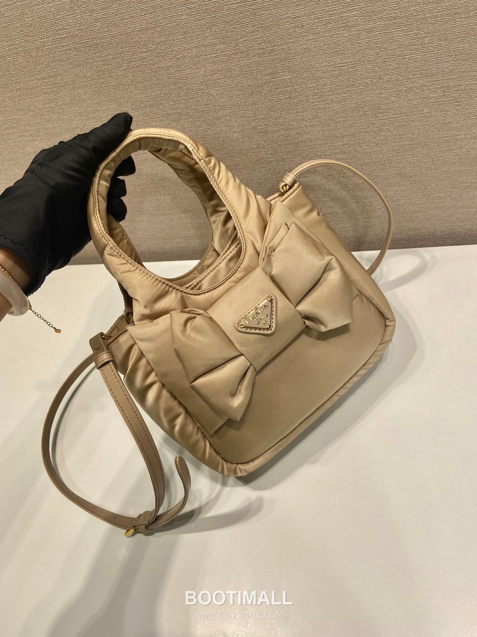 Prada Padded Nylon and Lambskin Bucket Bag with Oversize Bow Detail 프라다 패디드 나일론 램스킨 오버사이즈 보우 버킷백 1BA359 18cm 2