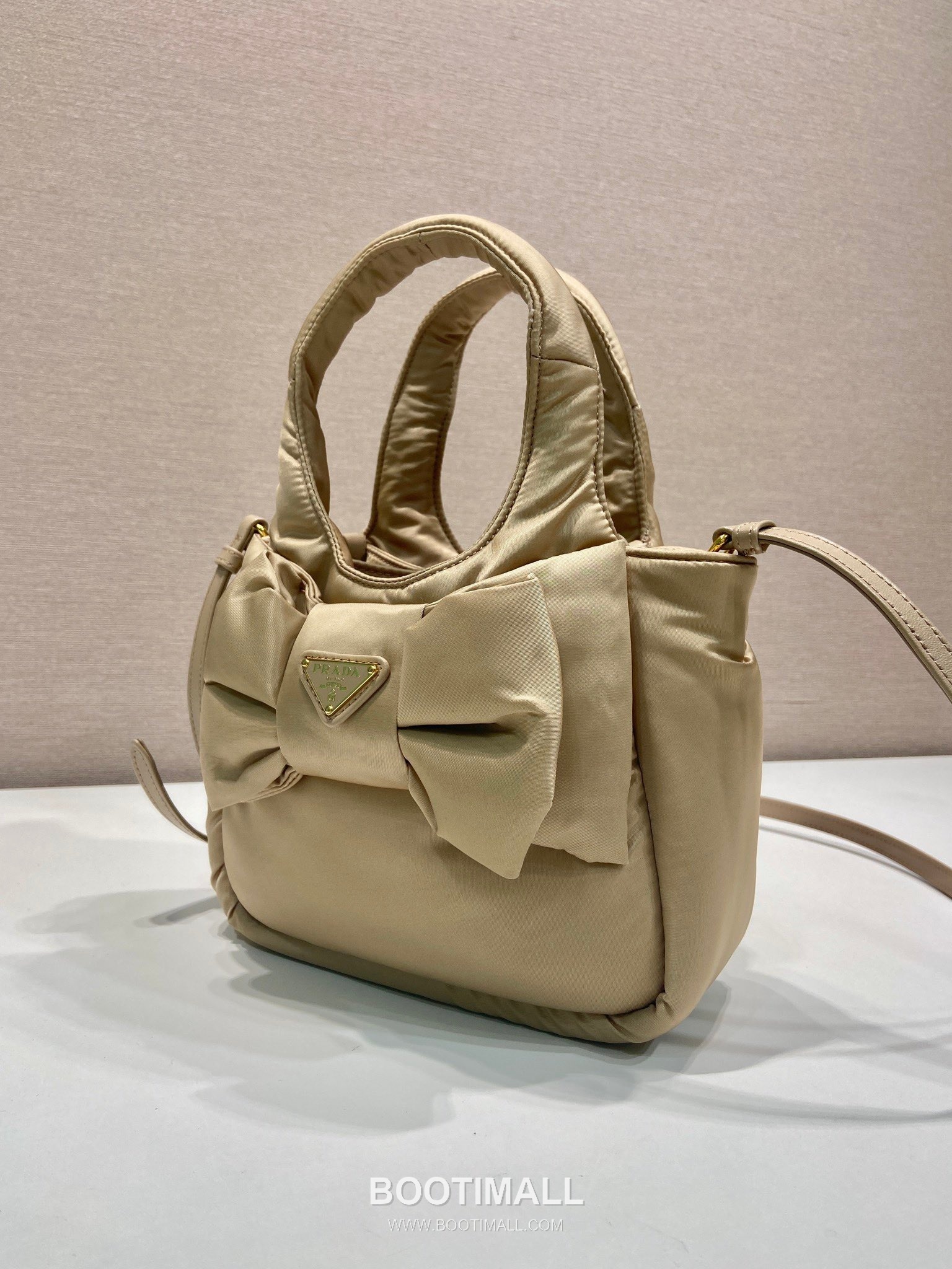 Prada Padded Nylon and Lambskin Bucket Bag with Oversize Bow Detail 프라다 패디드 나일론 램스킨 오버사이즈 보우 버킷백 1BA359 18cm 3