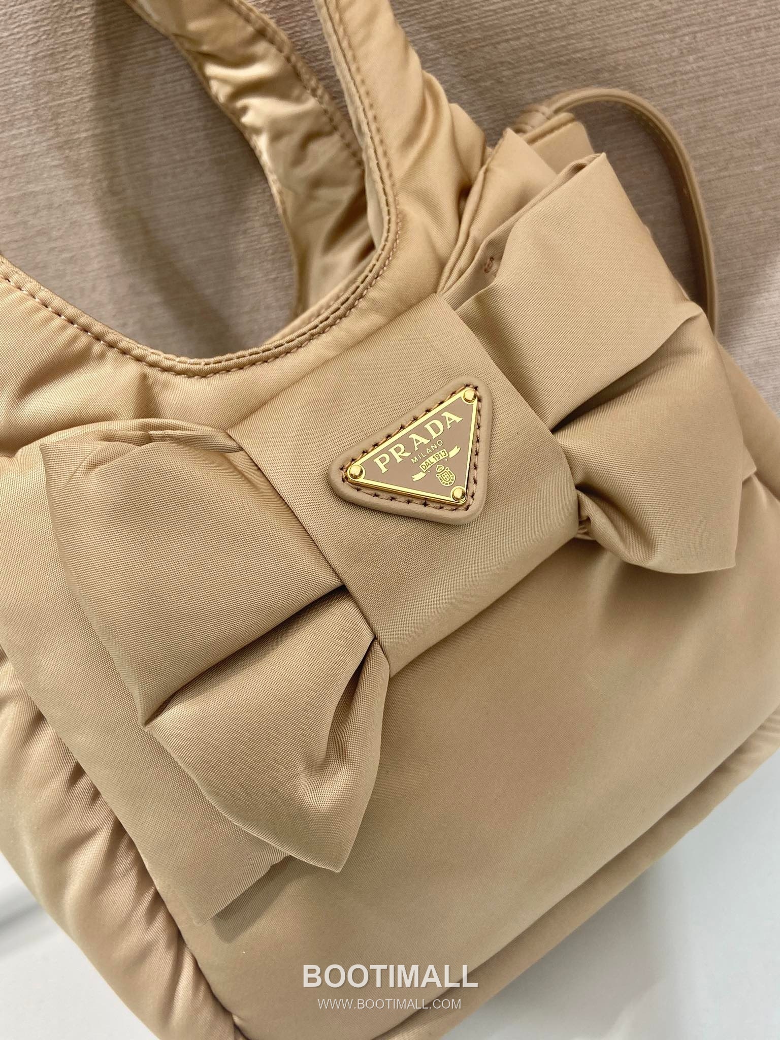 Prada Padded Nylon and Lambskin Bucket Bag with Oversize Bow Detail 프라다 패디드 나일론 램스킨 오버사이즈 보우 버킷백 1BA359 18cm 5