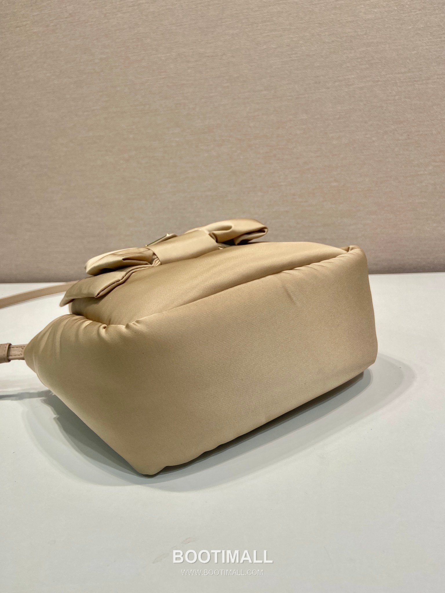 Prada Padded Nylon and Lambskin Bucket Bag with Oversize Bow Detail 프라다 패디드 나일론 램스킨 오버사이즈 보우 버킷백 1BA359 18cm 7