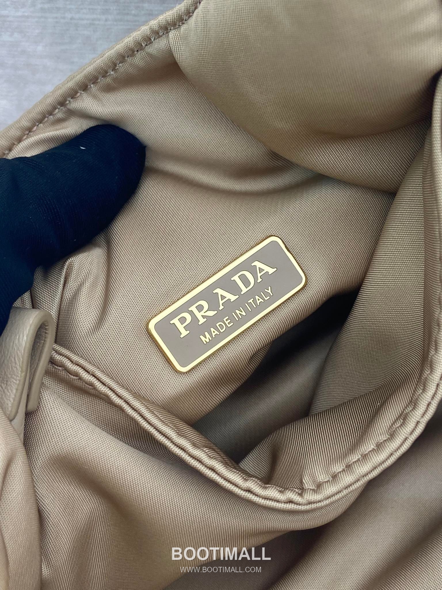 Prada Padded Nylon and Lambskin Bucket Bag with Oversize Bow Detail 프라다 패디드 나일론 램스킨 오버사이즈 보우 버킷백 1BA359 18cm 9
