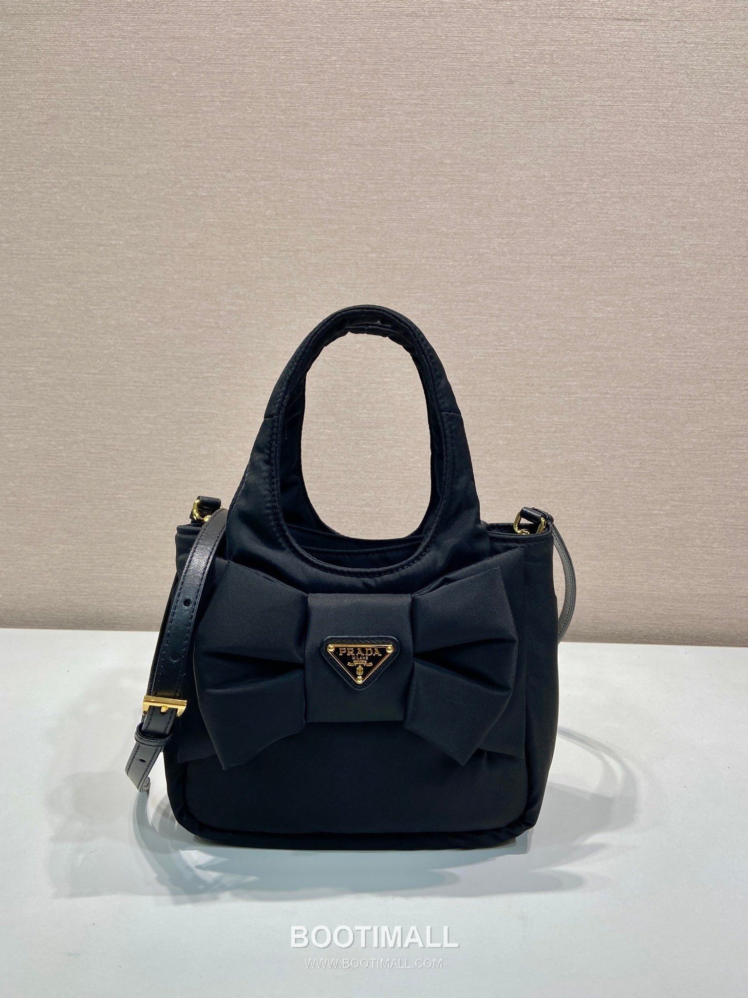 Prada Padded Nylon and Lambskin Bucket Bag with Oversize Bow Detail 프라다 패디드 나일론 램스킨 오버사이즈 보우 버킷백 1BA359 18cm 1