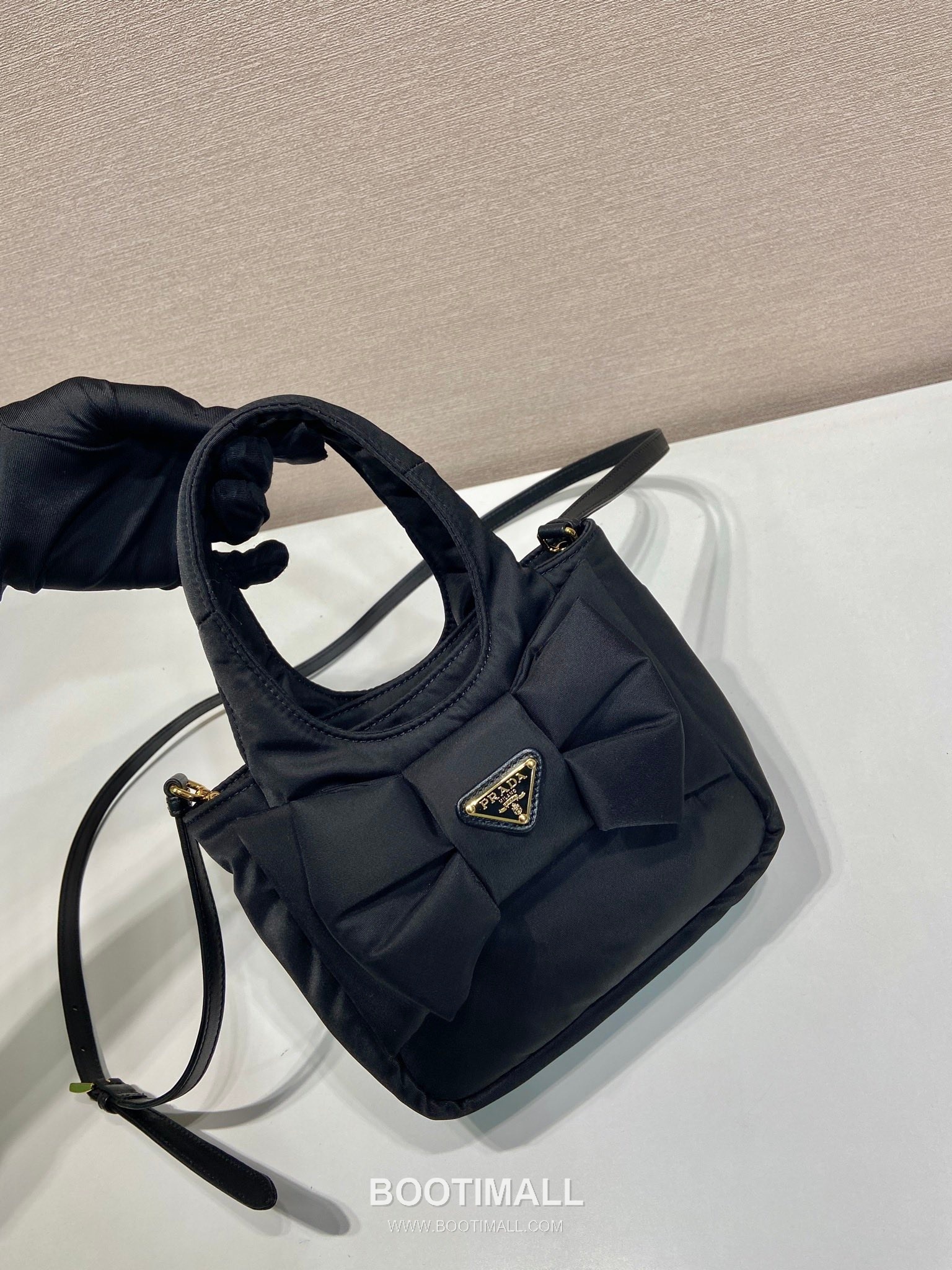 Prada Padded Nylon and Lambskin Bucket Bag with Oversize Bow Detail 프라다 패디드 나일론 램스킨 오버사이즈 보우 버킷백 1BA359 18cm 2