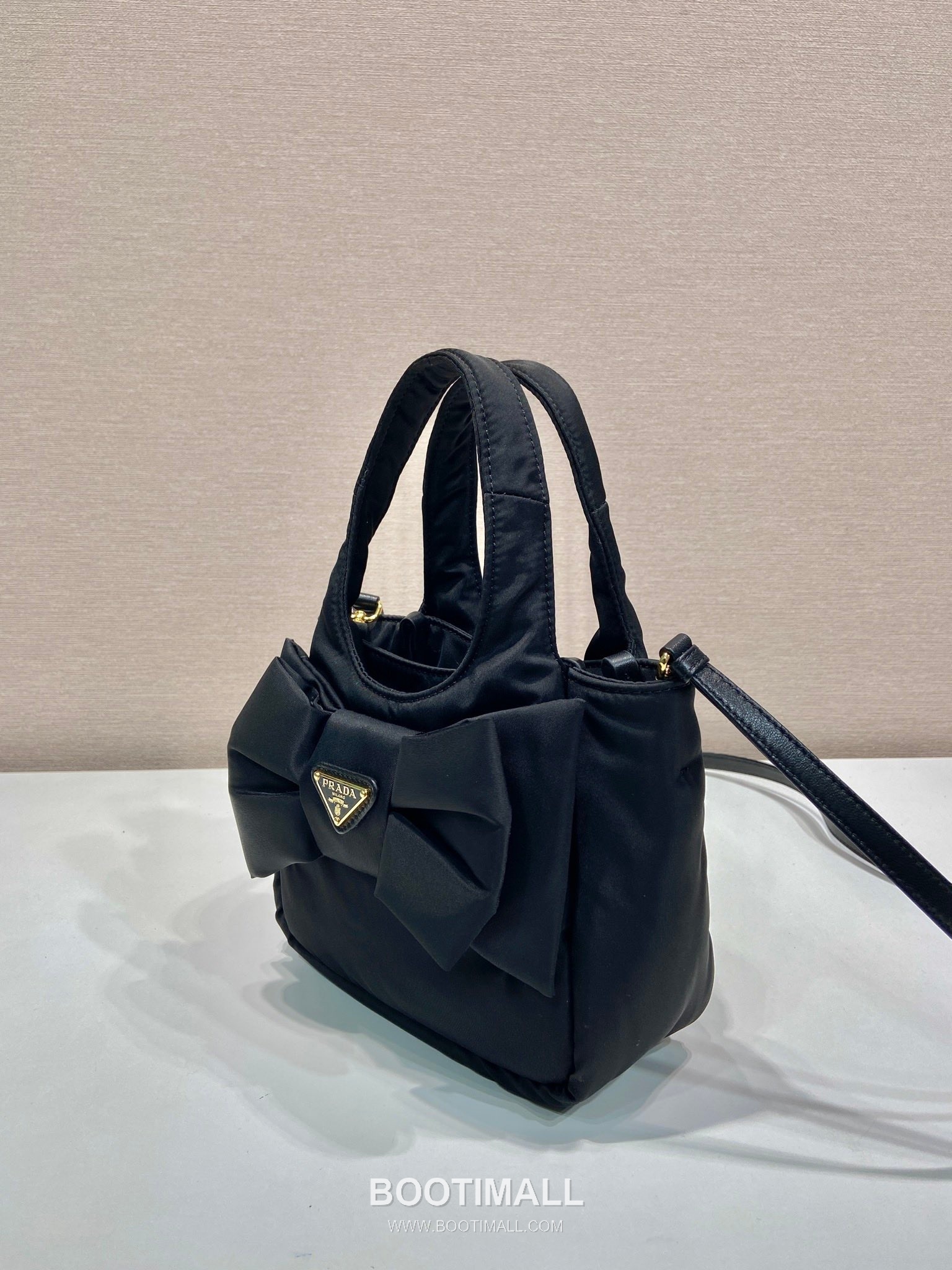 Prada Padded Nylon and Lambskin Bucket Bag with Oversize Bow Detail 프라다 패디드 나일론 램스킨 오버사이즈 보우 버킷백 1BA359 18cm 3