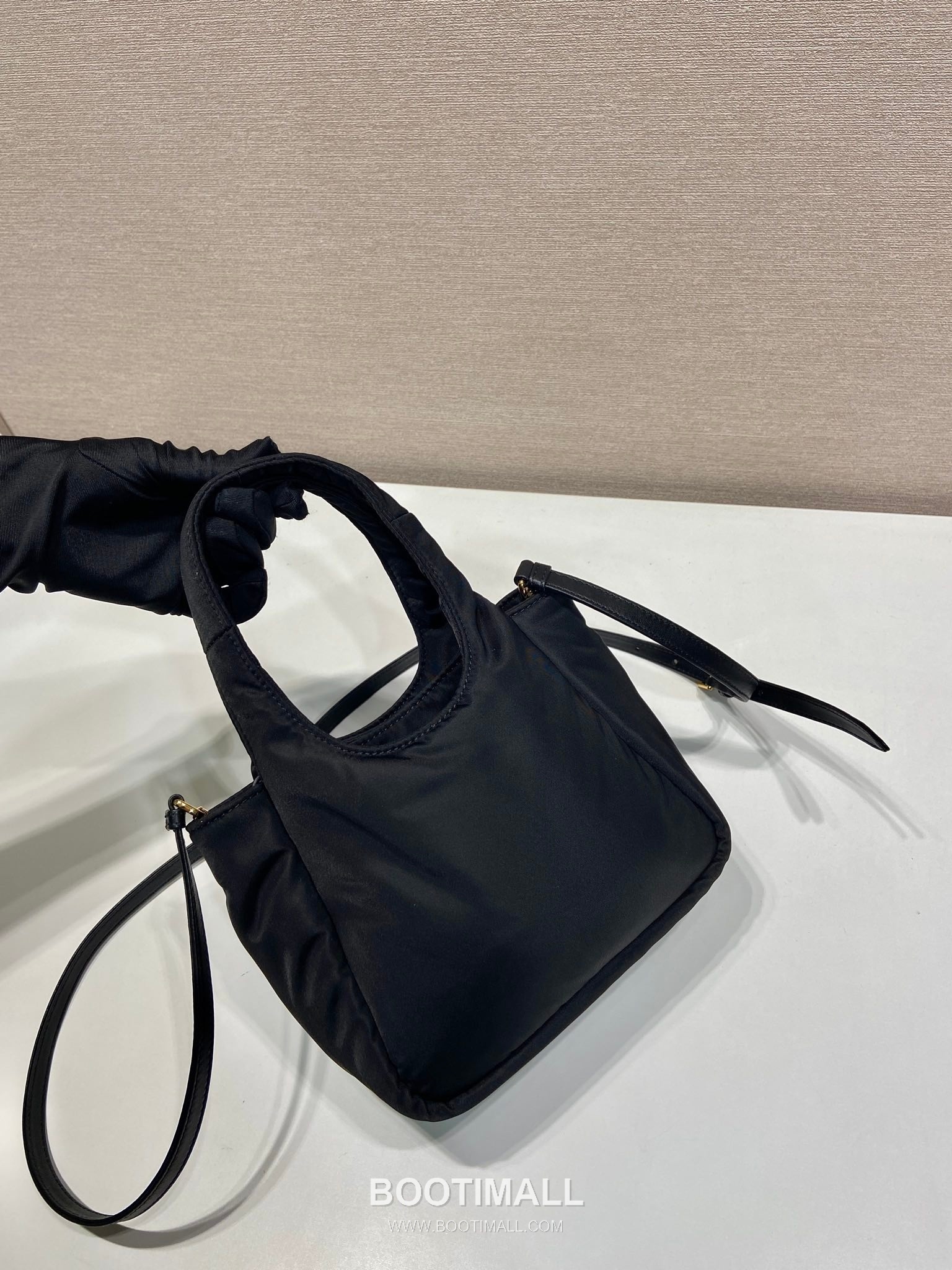 Prada Padded Nylon and Lambskin Bucket Bag with Oversize Bow Detail 프라다 패디드 나일론 램스킨 오버사이즈 보우 버킷백 1BA359 18cm 4