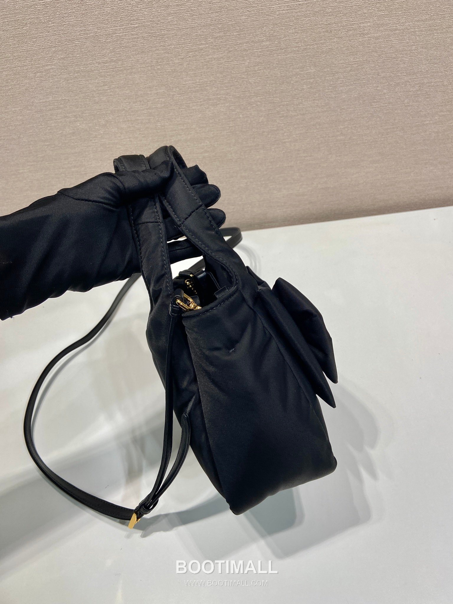 Prada Padded Nylon and Lambskin Bucket Bag with Oversize Bow Detail 프라다 패디드 나일론 램스킨 오버사이즈 보우 버킷백 1BA359 18cm 5