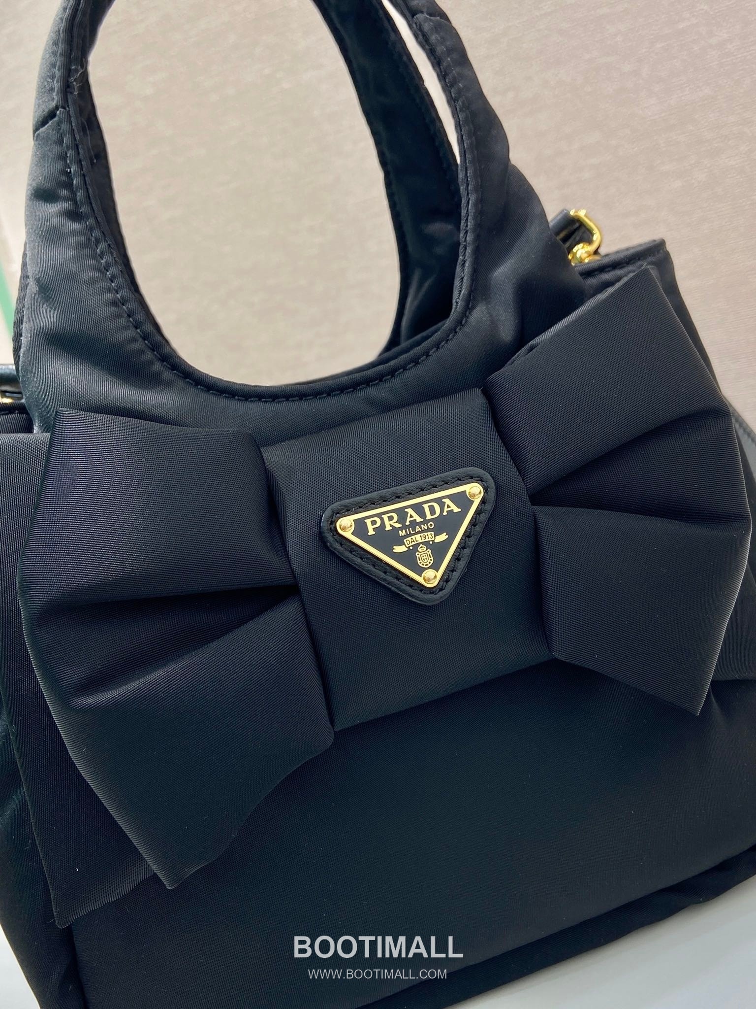 Prada Padded Nylon and Lambskin Bucket Bag with Oversize Bow Detail 프라다 패디드 나일론 램스킨 오버사이즈 보우 버킷백 1BA359 18cm 7