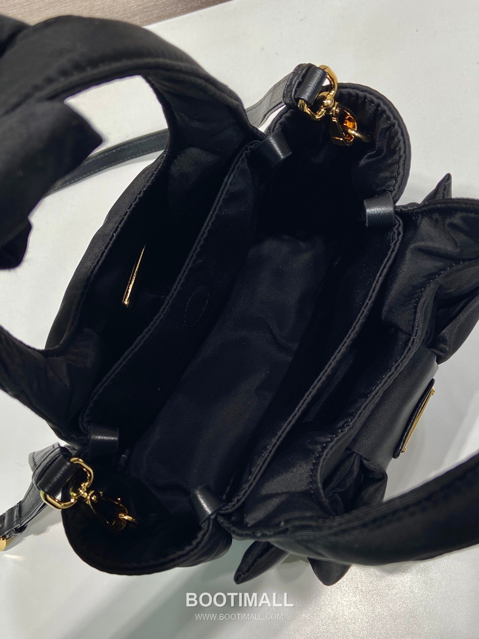 Prada Padded Nylon and Lambskin Bucket Bag with Oversize Bow Detail 프라다 패디드 나일론 램스킨 오버사이즈 보우 버킷백 1BA359 18cm 8
