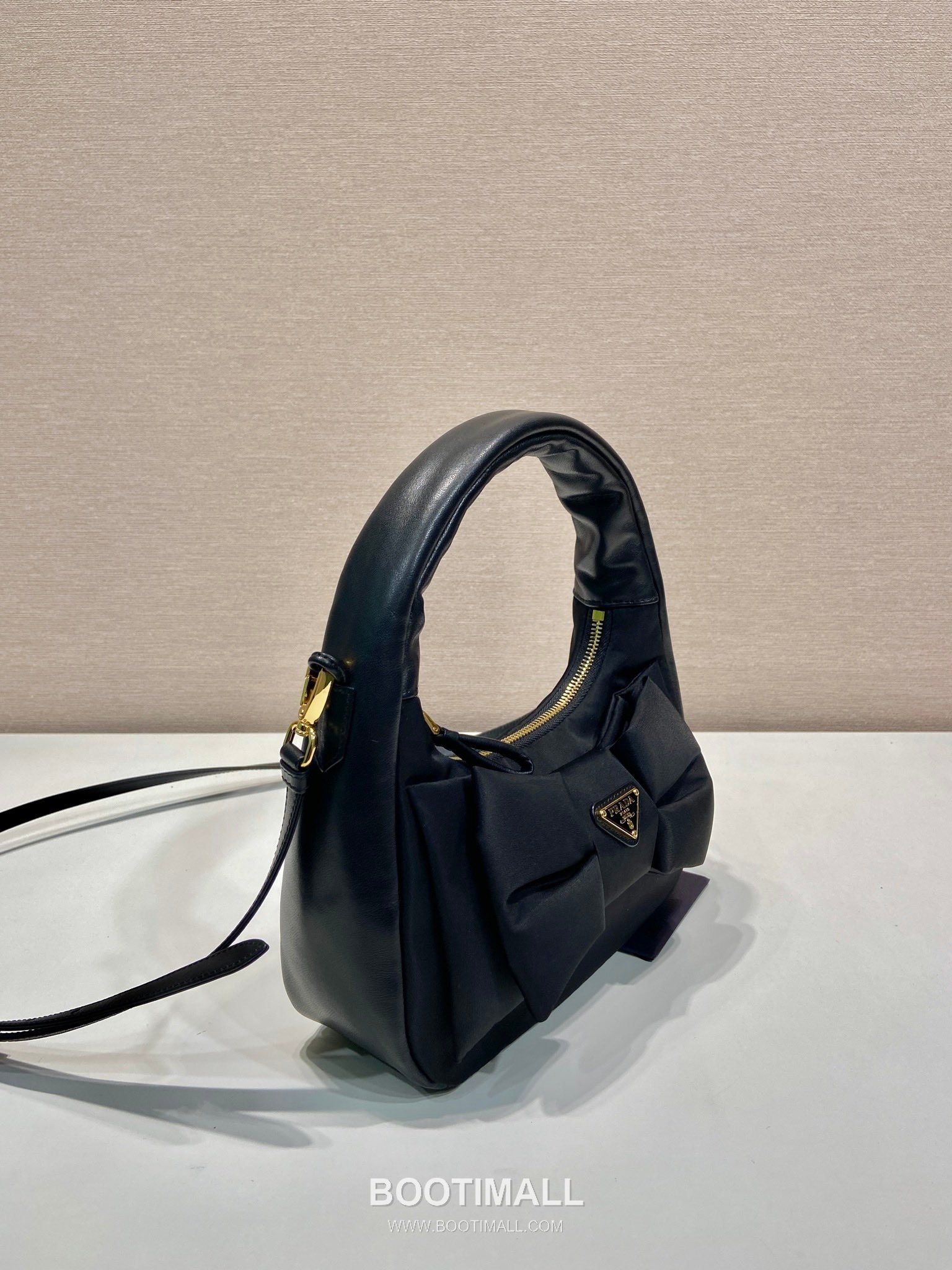 Prada Padded Nylon and Lambskin Bucket Bag with Oversize Bow Detail 프라다 패디드 나일론 램스킨 오버사이즈 보우 버킷백 1BA359 18cm 3